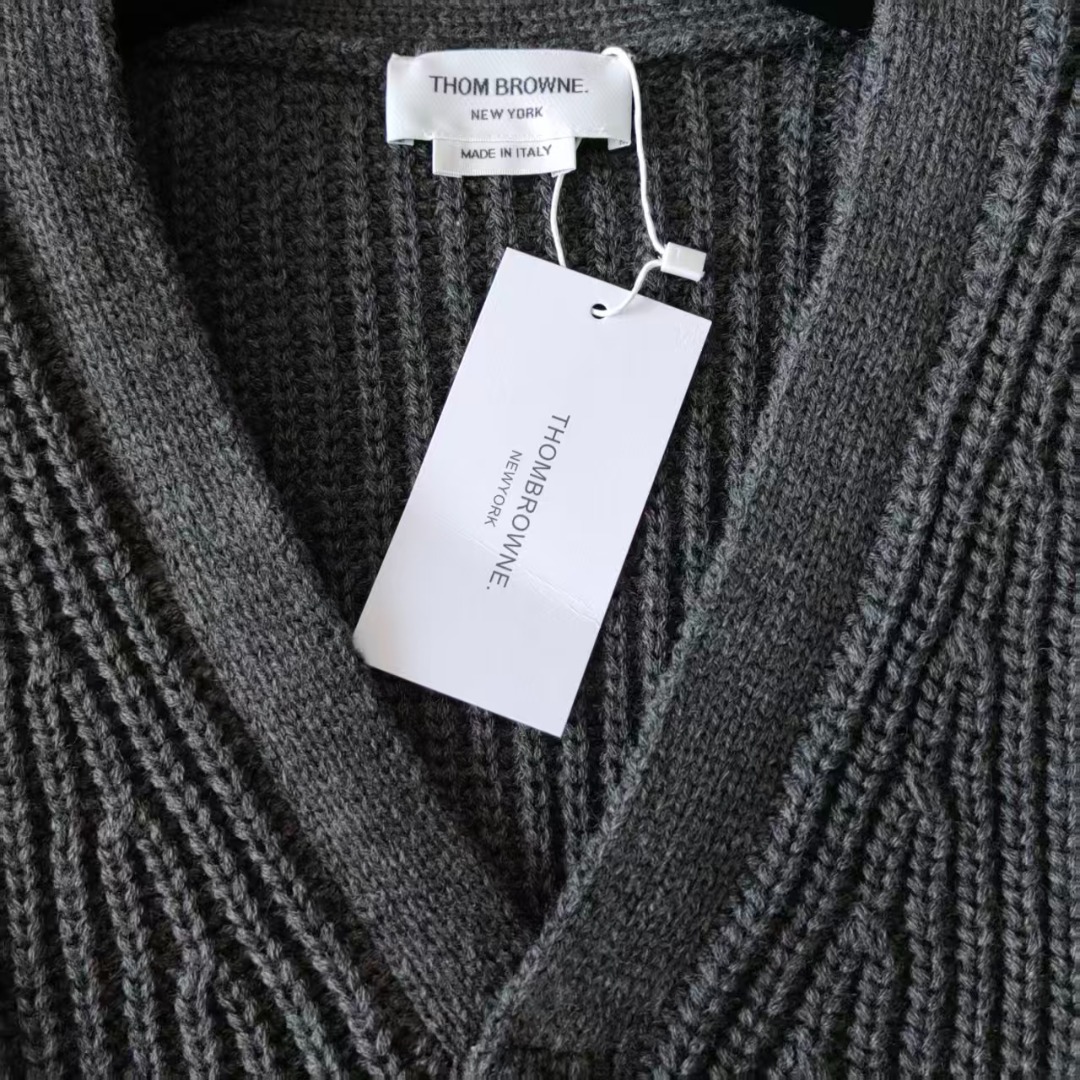 本地自取 P260 实拍细节图+细节图
THOM BROWNE 汤姆布朗 .四条纹针织四扣粗针羊绒条纹针织开衫毛衣
意大利产地小标 意大利产地洗水标
料子采用羊绒混纺 料子柔软舒适
生产采用日本进口自动针织机织造 针路紧密 袖子四条杠针织而成
扣子采用天然贝壳口 版型可修身可宽松
舒适透气 男女同款
三标齐 包装吊牌齐全 可加全套礼盒包装
颜色:白色/藏青/灰色/卡其色TB057@
尺码:1/2/3/4