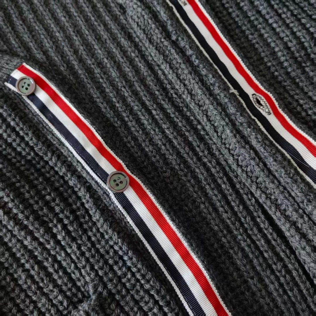 本地自取 P260 实拍细节图+细节图
THOM BROWNE 汤姆布朗 .四条纹针织四扣粗针羊绒条纹针织开衫毛衣
意大利产地小标 意大利产地洗水标
料子采用羊绒混纺 料子柔软舒适
生产采用日本进口自动针织机织造 针路紧密 袖子四条杠针织而成
扣子采用天然贝壳口 版型可修身可宽松
舒适透气 男女同款
三标齐 包装吊牌齐全 可加全套礼盒包装
颜色:白色/藏青/灰色/卡其色TB057@
尺码:1/2/3/4