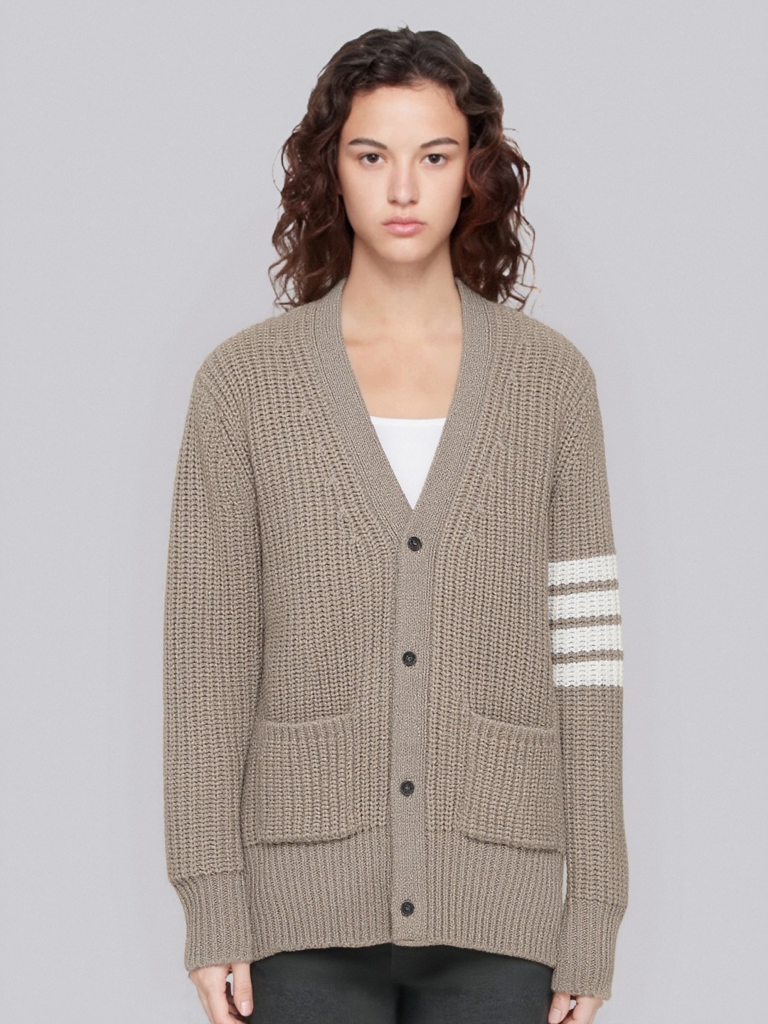 模特上身效果
THOM BROWNE 汤姆布朗 .四条纹针织四扣粗针羊绒条纹针织开衫毛衣