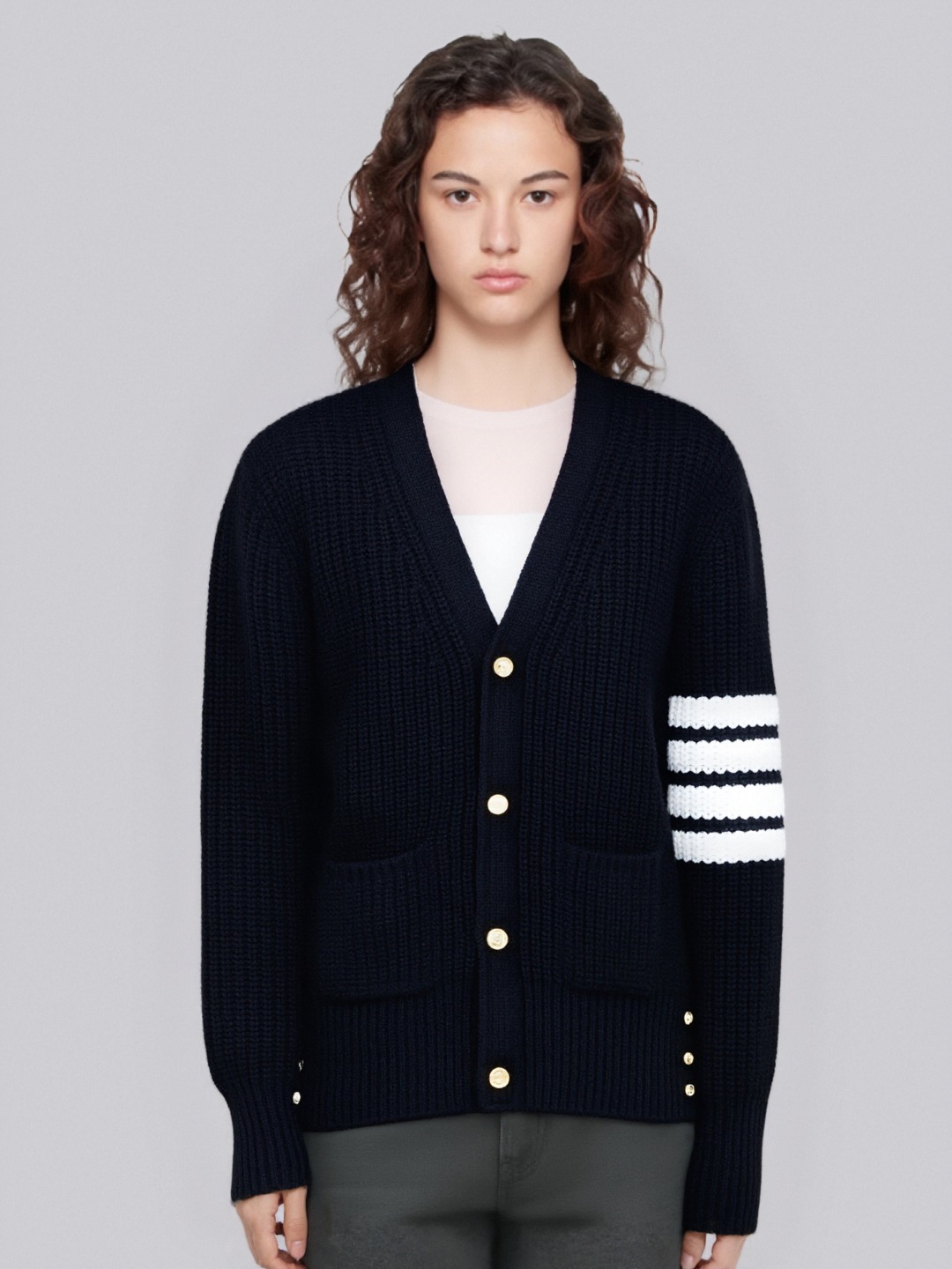 模特上身效果
THOM BROWNE 汤姆布朗 .四条纹针织四扣粗针羊绒条纹针织开衫毛衣