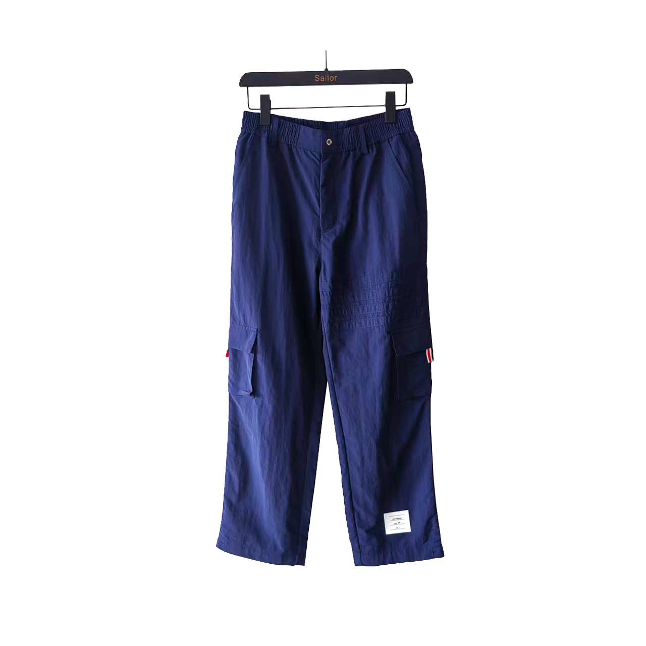 本地自取 P280 实拍细节图+细节图
THOM BROWNE 汤姆布朗 .TB工装裤双袋朱帆格小格面料四道杠休闲长裤
意大利制造版本 面料采用朱帆格小格
版型休闲显腿修长 宽松版型 适合各潮牌人群穿搭
高级感十足 面料属性透气亲肤、耐磨抗压的特性。
面料的质地紧实,触感上颗粒感较强质感突出。
面料强力大、耐磨损。经过洗水处理后,
面料表面会产生一层柔和霜白的绒毛,
使面料变得松软柔和,从而提高穿着的舒适性。
色牢度高,成衣具有美观独特之处。
广州自家品牌工厂独家设计生产
生产采用进口缝纫设备缝制 针距细密 走线整齐
三标齐全 男女同款
标配TB字母条纹防尘袋
可加配TB全套礼盒包装TB058@
颜色:白色/藏青/灰色
尺码:1/2/3/4