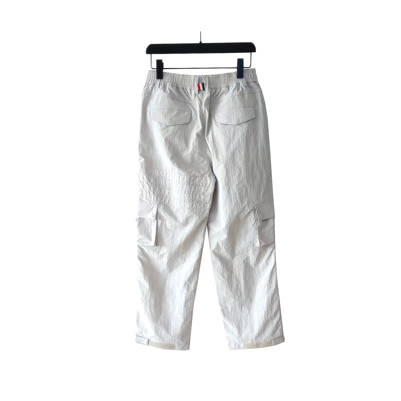 本地自取 P280 实拍细节图+细节图
THOM BROWNE 汤姆布朗 .TB工装裤双袋朱帆格小格面料四道杠休闲长裤
意大利制造版本 面料采用朱帆格小格
版型休闲显腿修长 宽松版型 适合各潮牌人群穿搭
高级感十足 面料属性透气亲肤、耐磨抗压的特性。
面料的质地紧实,触感上颗粒感较强质感突出。
面料强力大、耐磨损。经过洗水处理后,
面料表面会产生一层柔和霜白的绒毛,
使面料变得松软柔和,从而提高穿着的舒适性。
色牢度高,成衣具有美观独特之处。
广州自家品牌工厂独家设计生产
生产采用进口缝纫设备缝制 针距细密 走线整齐
三标齐全 男女同款
标配TB字母条纹防尘袋
可加配TB全套礼盒包装TB058@
颜色:白色/藏青/灰色
尺码:1/2/3/4