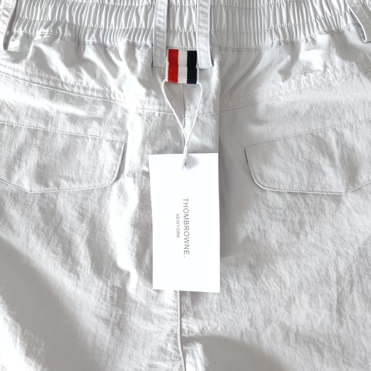 本地自取 P280 实拍细节图+细节图
THOM BROWNE 汤姆布朗 .TB工装裤双袋朱帆格小格面料四道杠休闲长裤
意大利制造版本 面料采用朱帆格小格
版型休闲显腿修长 宽松版型 适合各潮牌人群穿搭
高级感十足 面料属性透气亲肤、耐磨抗压的特性。
面料的质地紧实,触感上颗粒感较强质感突出。
面料强力大、耐磨损。经过洗水处理后,
面料表面会产生一层柔和霜白的绒毛,
使面料变得松软柔和,从而提高穿着的舒适性。
色牢度高,成衣具有美观独特之处。
广州自家品牌工厂独家设计生产
生产采用进口缝纫设备缝制 针距细密 走线整齐
三标齐全 男女同款
标配TB字母条纹防尘袋
可加配TB全套礼盒包装TB058@
颜色:白色/藏青/灰色
尺码:1/2/3/4