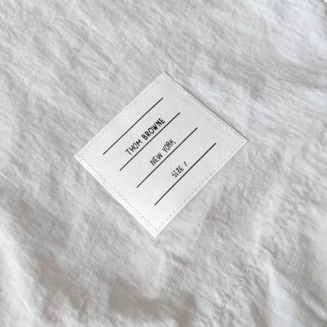 本地自取 P280 实拍细节图+细节图
THOM BROWNE 汤姆布朗 .TB工装裤双袋朱帆格小格面料四道杠休闲长裤
意大利制造版本 面料采用朱帆格小格
版型休闲显腿修长 宽松版型 适合各潮牌人群穿搭
高级感十足 面料属性透气亲肤、耐磨抗压的特性。
面料的质地紧实,触感上颗粒感较强质感突出。
面料强力大、耐磨损。经过洗水处理后,
面料表面会产生一层柔和霜白的绒毛,
使面料变得松软柔和,从而提高穿着的舒适性。
色牢度高,成衣具有美观独特之处。
广州自家品牌工厂独家设计生产
生产采用进口缝纫设备缝制 针距细密 走线整齐
三标齐全 男女同款
标配TB字母条纹防尘袋
可加配TB全套礼盒包装TB058@
颜色:白色/藏青/灰色
尺码:1/2/3/4