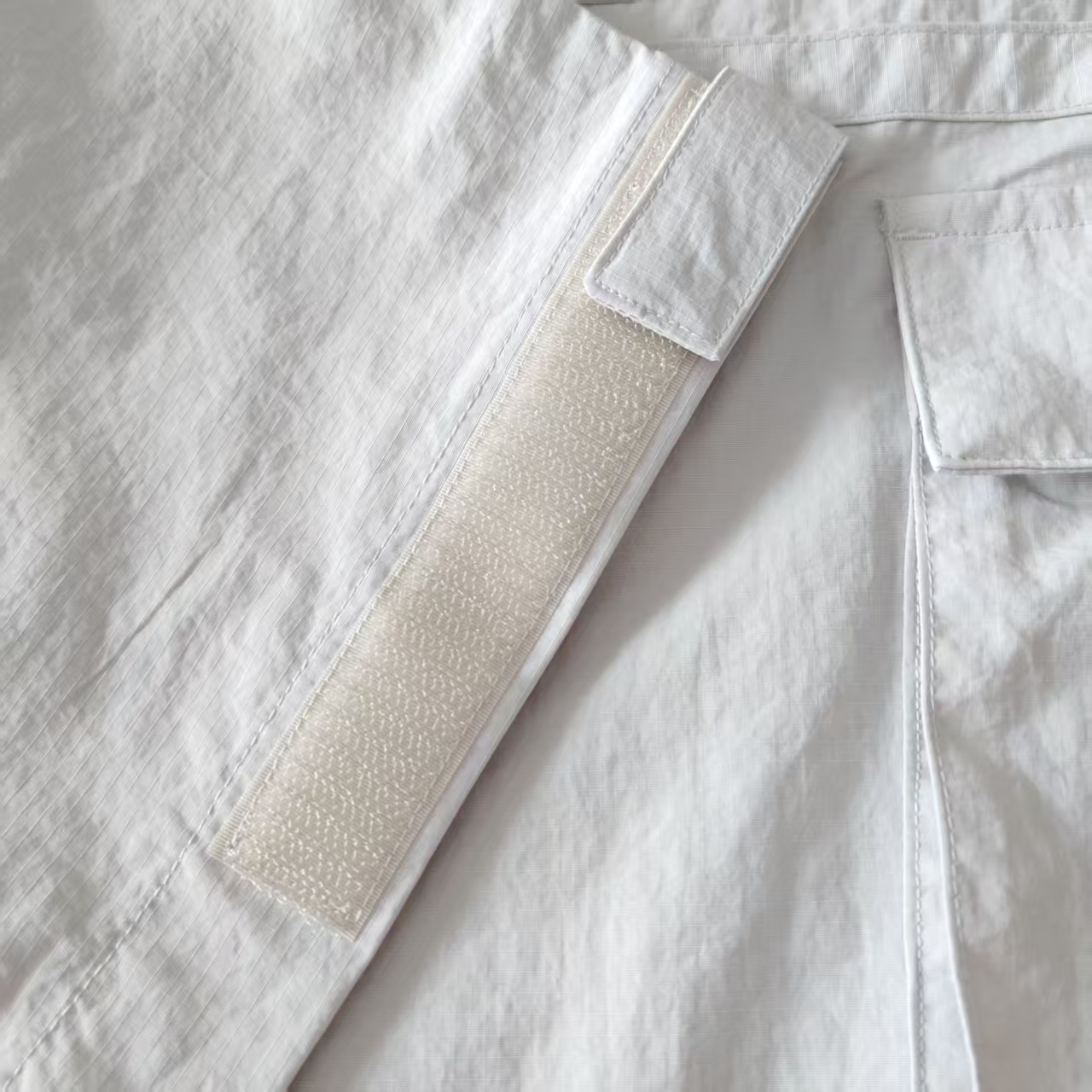 本地自取 P280 实拍细节图+细节图
THOM BROWNE 汤姆布朗 .TB工装裤双袋朱帆格小格面料四道杠休闲长裤
意大利制造版本 面料采用朱帆格小格
版型休闲显腿修长 宽松版型 适合各潮牌人群穿搭
高级感十足 面料属性透气亲肤、耐磨抗压的特性。
面料的质地紧实,触感上颗粒感较强质感突出。
面料强力大、耐磨损。经过洗水处理后,
面料表面会产生一层柔和霜白的绒毛,
使面料变得松软柔和,从而提高穿着的舒适性。
色牢度高,成衣具有美观独特之处。
广州自家品牌工厂独家设计生产
生产采用进口缝纫设备缝制 针距细密 走线整齐
三标齐全 男女同款
标配TB字母条纹防尘袋
可加配TB全套礼盒包装TB058@
颜色:白色/藏青/灰色
尺码:1/2/3/4