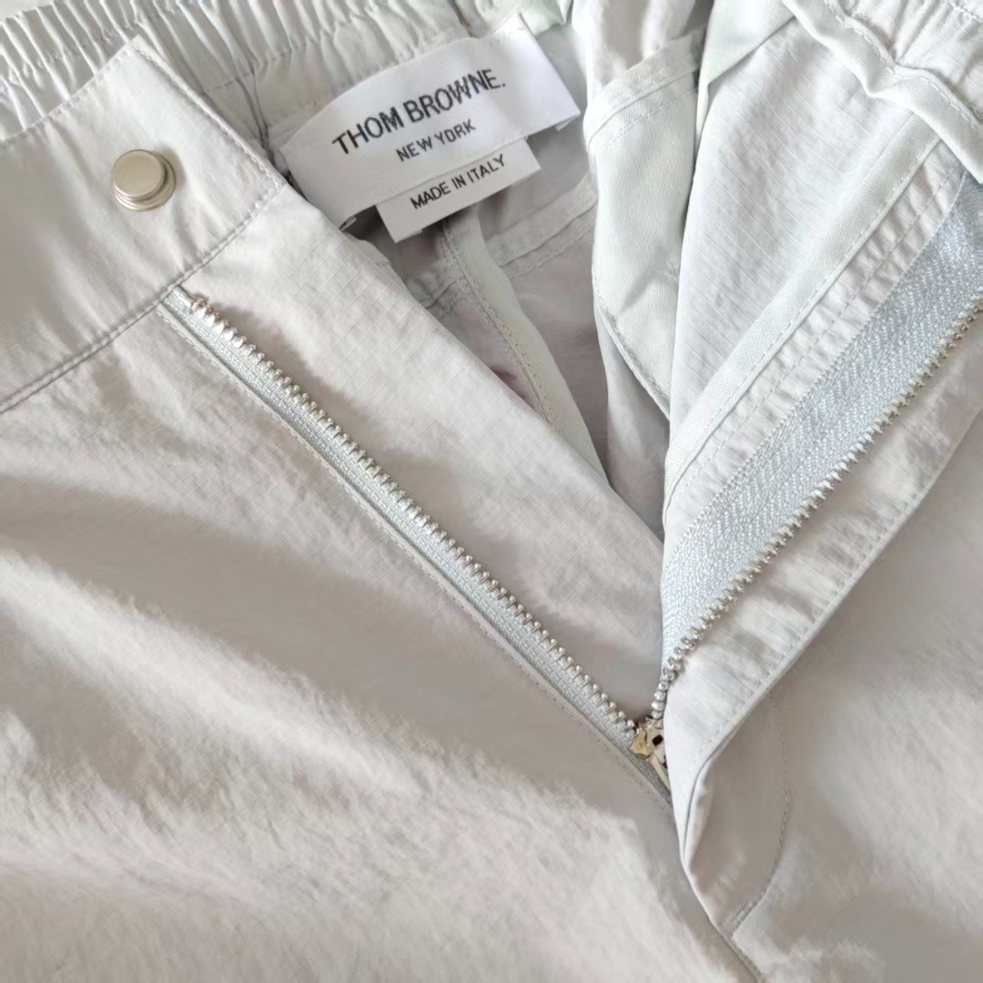 本地自取 P280 实拍细节图+细节图
THOM BROWNE 汤姆布朗 .TB工装裤双袋朱帆格小格面料四道杠休闲长裤
意大利制造版本 面料采用朱帆格小格
版型休闲显腿修长 宽松版型 适合各潮牌人群穿搭
高级感十足 面料属性透气亲肤、耐磨抗压的特性。
面料的质地紧实,触感上颗粒感较强质感突出。
面料强力大、耐磨损。经过洗水处理后,
面料表面会产生一层柔和霜白的绒毛,
使面料变得松软柔和,从而提高穿着的舒适性。
色牢度高,成衣具有美观独特之处。
广州自家品牌工厂独家设计生产
生产采用进口缝纫设备缝制 针距细密 走线整齐
三标齐全 男女同款
标配TB字母条纹防尘袋
可加配TB全套礼盒包装TB058@
颜色:白色/藏青/灰色
尺码:1/2/3/4