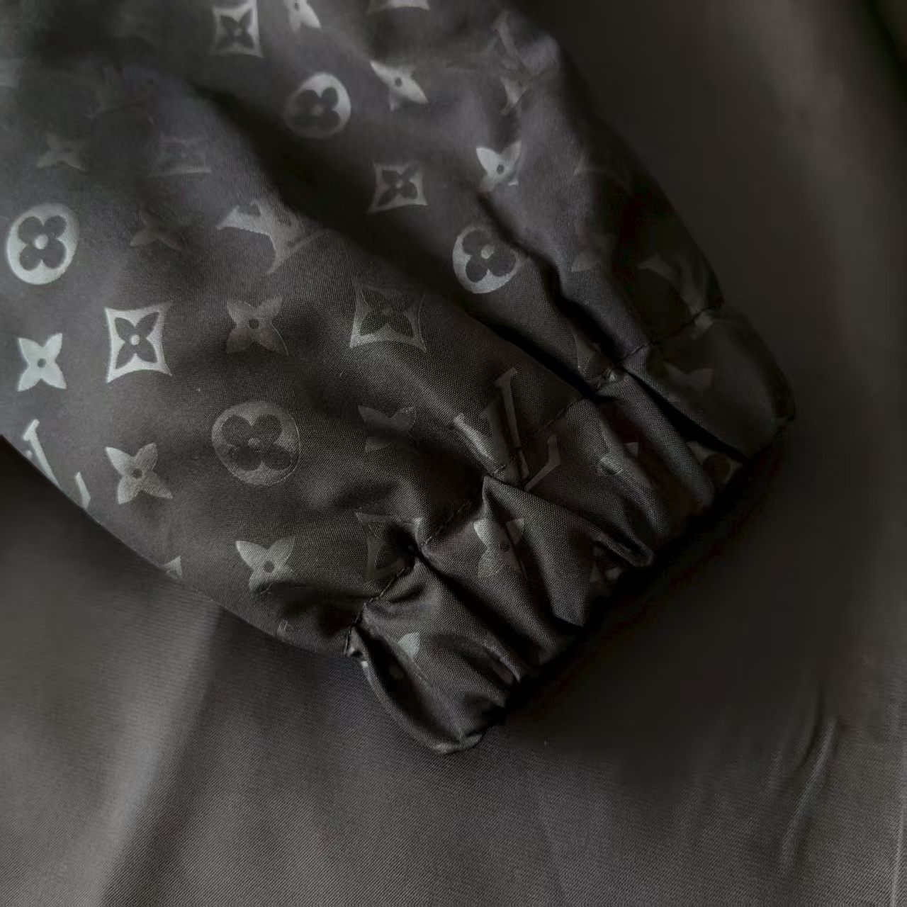 Louis Vuitton/路易威登 字母logo满印提花暗纹外套
