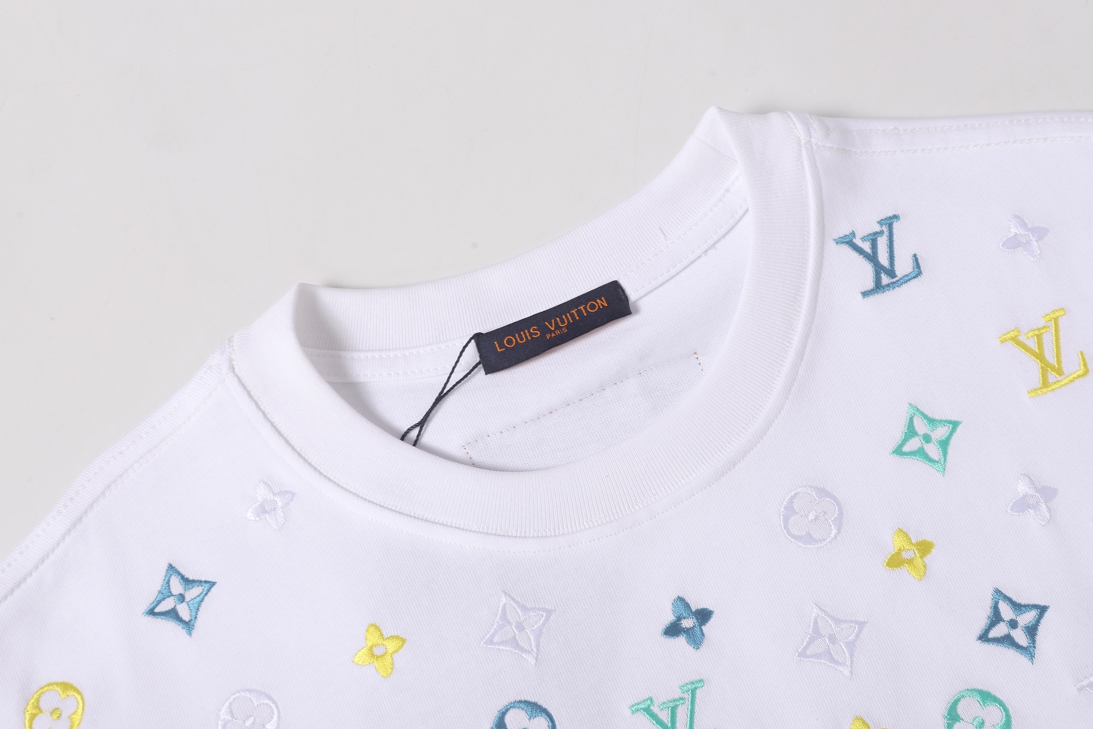 LOUIS VUITTON 路易威登 多彩刺绣老花短袖 黑色 白色-Chinese UA Cheap High Quatity Brand Clothes Bags handbags Sneakers wholesale wholesaler seller from China Factory suppliers Fashion Clothing Shoes best Quality Beautiful Price LOUIS VUITTON 路易威登 多彩刺绣老花短袖 黑色 白色