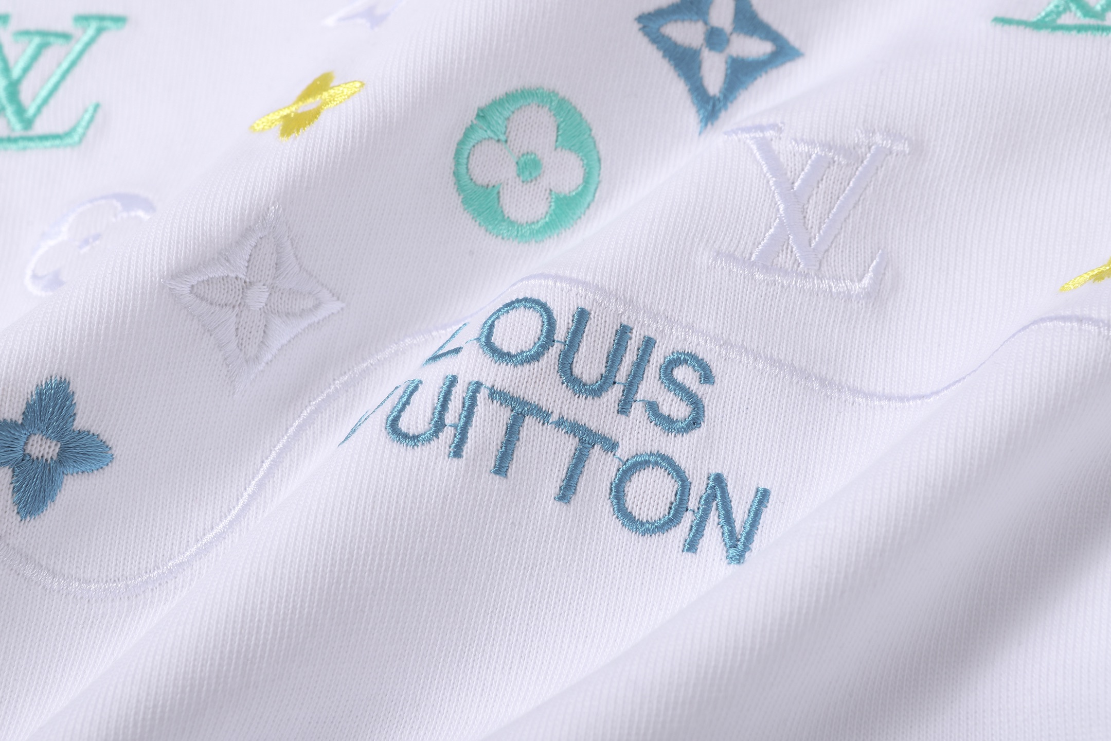 LOUIS VUITTON 路易威登 多彩刺绣老花短袖 黑色 白色-Chinese UA Cheap High Quatity Brand Clothes Bags handbags Sneakers wholesale wholesaler seller from China Factory suppliers Fashion Clothing Shoes best Quality Beautiful Price LOUIS VUITTON 路易威登 多彩刺绣老花短袖 黑色 白色