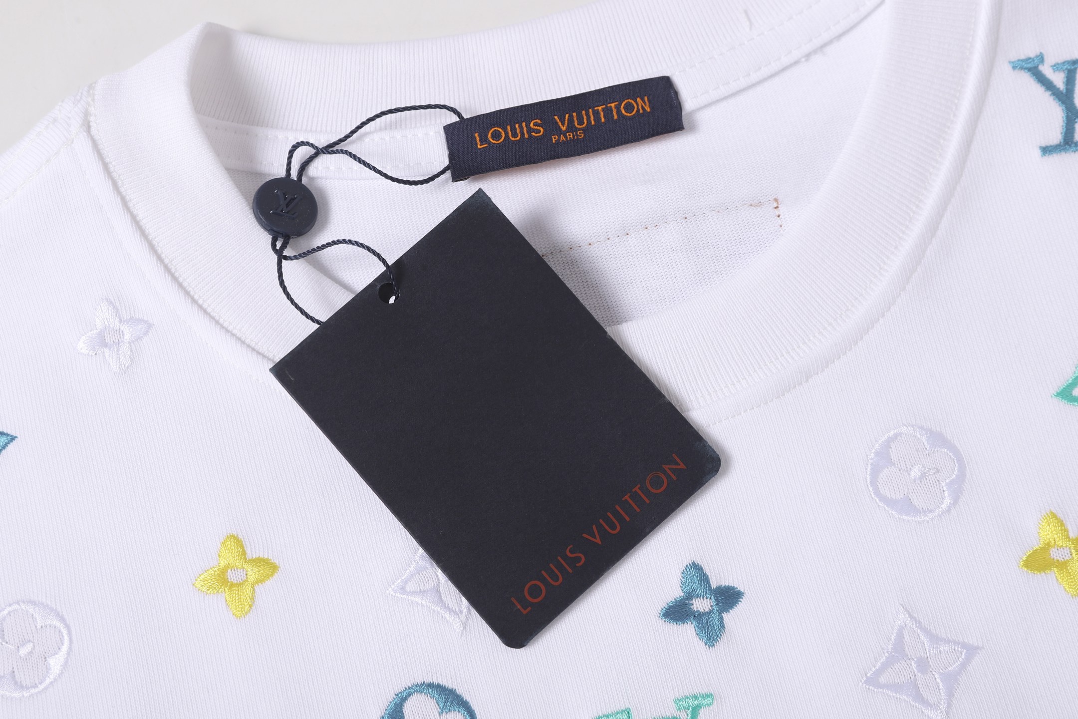 LOUIS VUITTON 路易威登 多彩刺绣老花短袖 黑色 白色-Chinese UA Cheap High Quatity Brand Clothes Bags handbags Sneakers wholesale wholesaler seller from China Factory suppliers Fashion Clothing Shoes best Quality Beautiful Price LOUIS VUITTON 路易威登 多彩刺绣老花短袖 黑色 白色