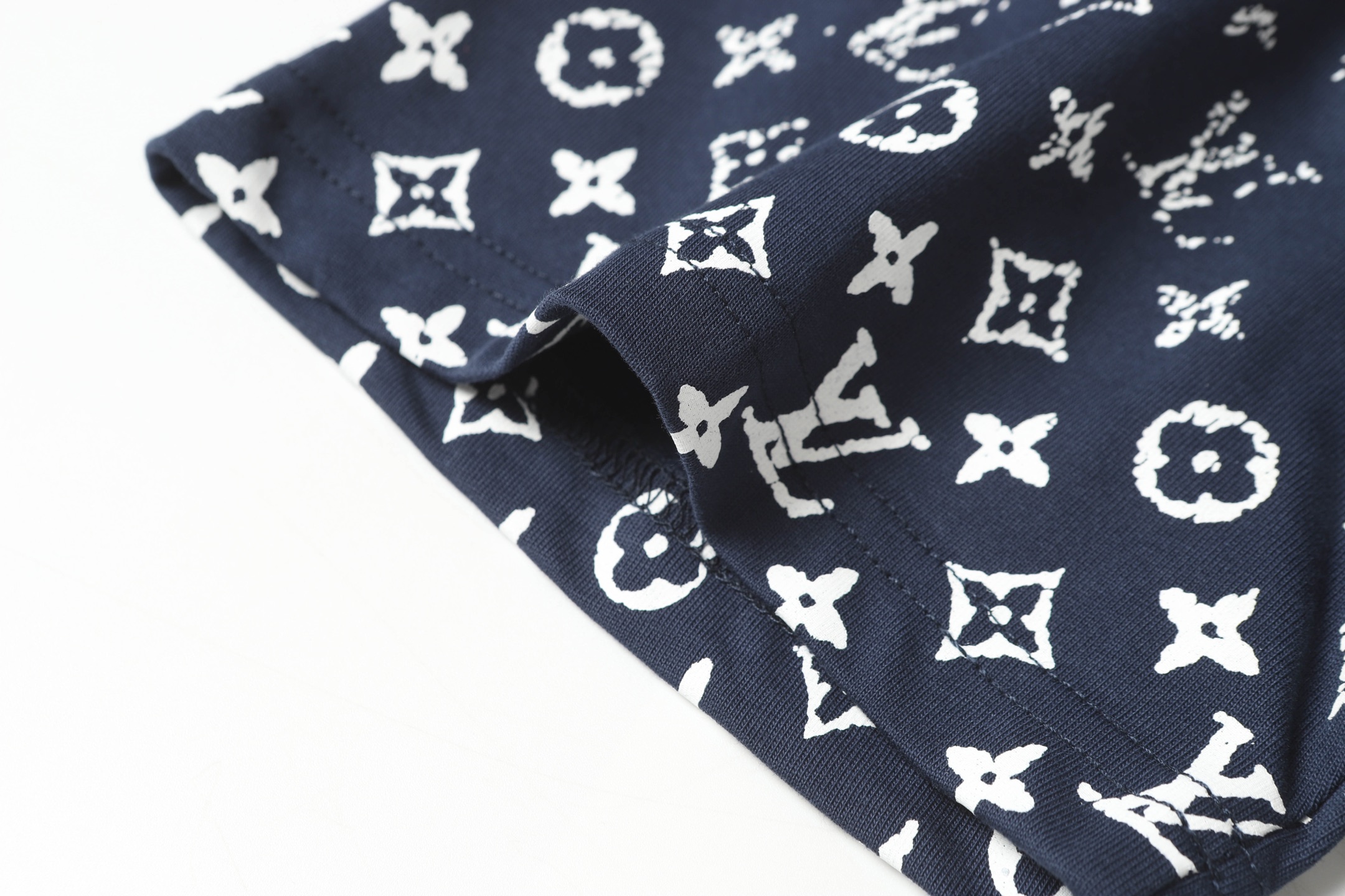Louis Vuitto/路易威登 渐变圆领老花短袖 黑色 蓝色-Chinese UA Cheap High Quatity Brand Clothes Bags handbags Sneakers wholesale wholesaler seller from China Factory suppliers Fashion Clothing Shoes best Quality Beautiful Price Louis Vuitto/路易威登 渐变圆领老花短袖 黑色 蓝色