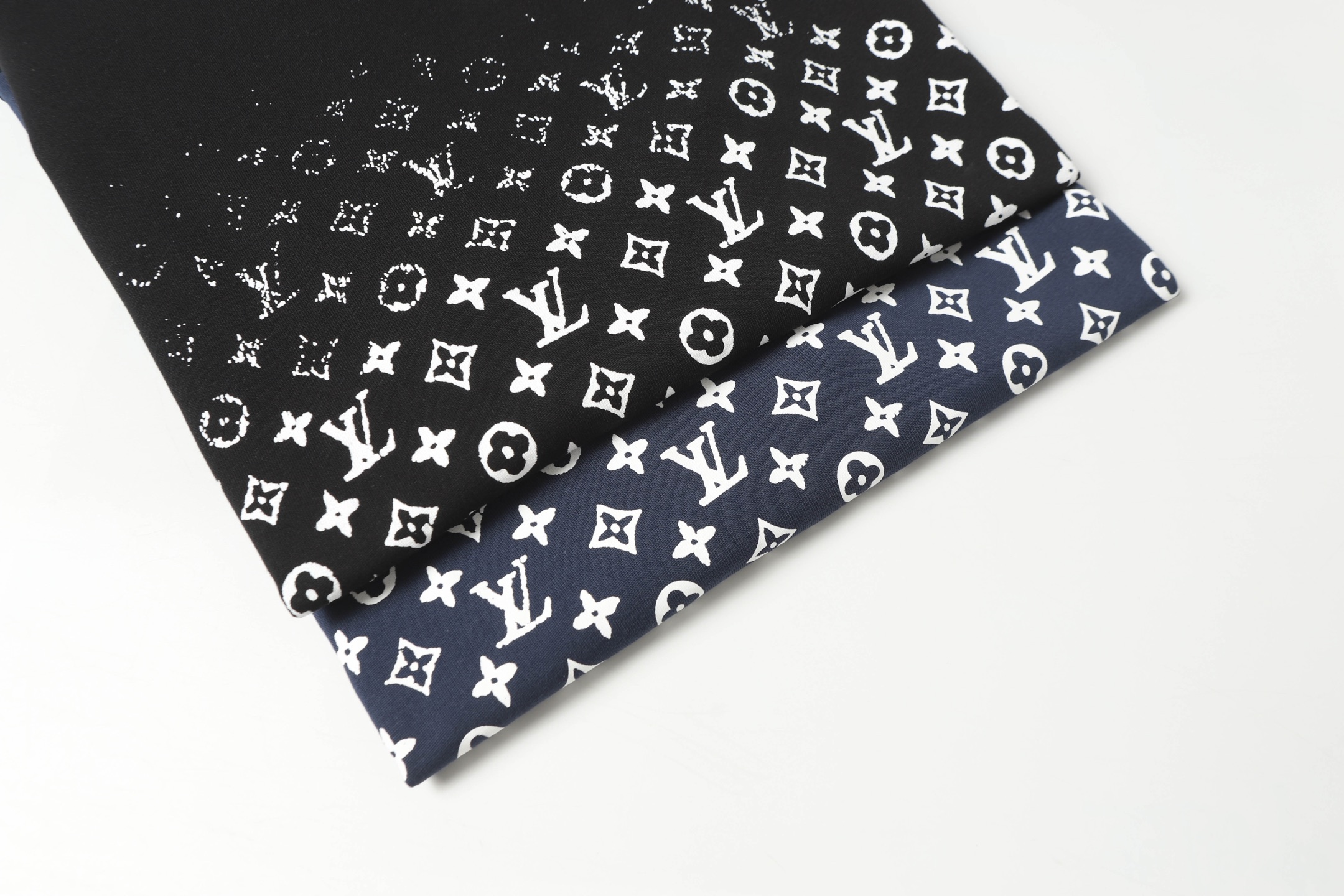 Louis Vuitto/路易威登 渐变圆领老花短袖 黑色 蓝色-Chinese UA Cheap High Quatity Brand Clothes Bags handbags Sneakers wholesale wholesaler seller from China Factory suppliers Fashion Clothing Shoes best Quality Beautiful Price Louis Vuitto/路易威登 渐变圆领老花短袖 黑色 蓝色