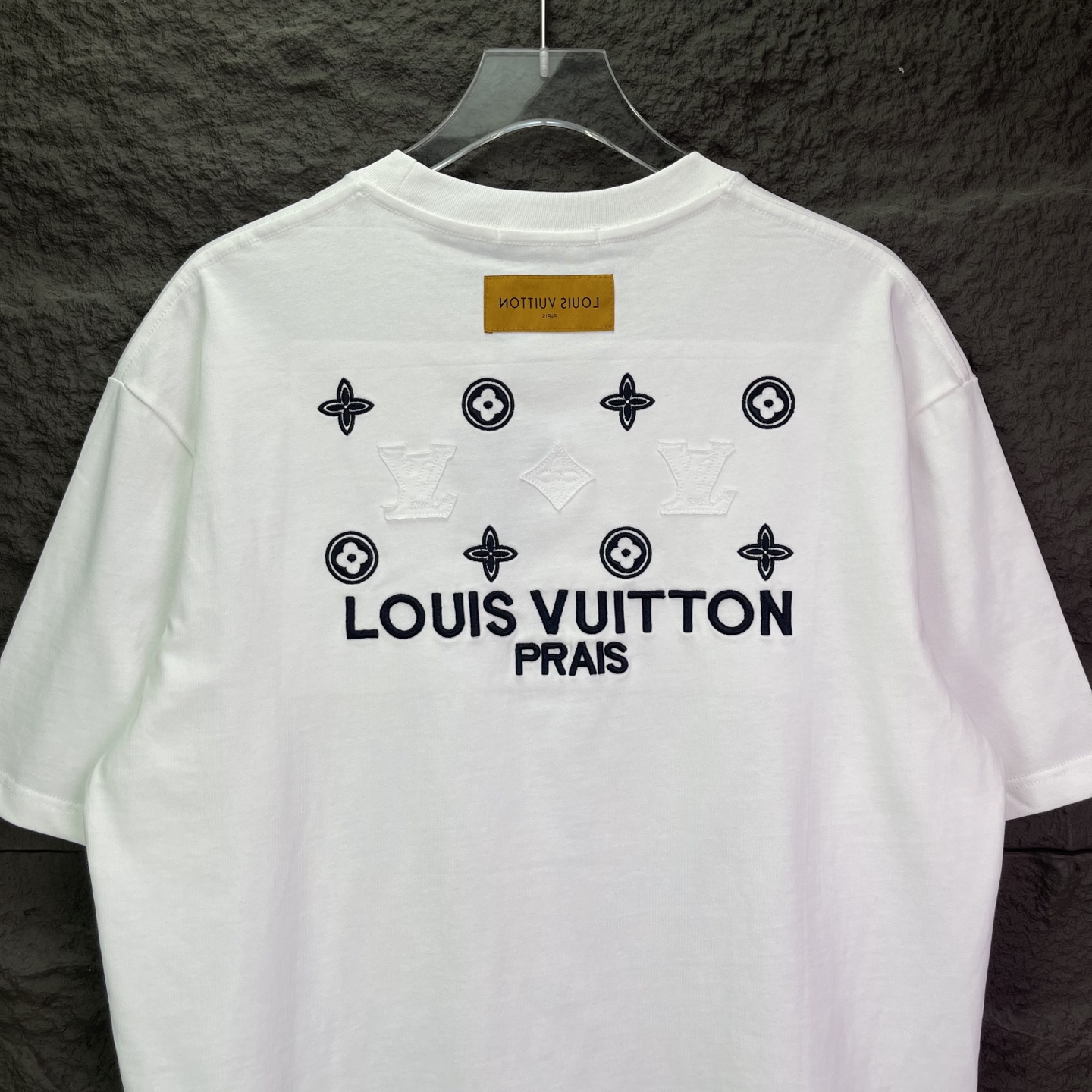LOUIS VUITTON路易威登 贴布刺绣老花短袖 黑 白-Top High Quatity Cheap Sneakers Fashion Clothing Clothes Bags handbags Shoes of all Brand wholesale With The best Quality And Beautiful Price from China Factory Chinese suppliers wholesaler seller LOUIS VUITTON路易威登 贴布刺绣老花短袖 黑 白