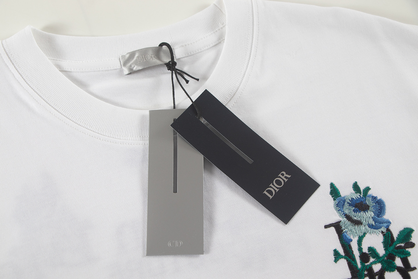 Dior*迪奥蓝色玫瑰刺绣短袖 Dior这款签名短袖 黑白配色 白色 黑色-Top High Quatity Cheap Sneakers Fashion Clothing Clothes Bags handbags Shoes of all Brand wholesale With The best Quality And Beautiful Price from China Factory Chinese suppliers wholesaler seller Dior*迪奥蓝色玫瑰刺绣短袖 Dior这款签名短袖 黑白配色 白色 黑色
