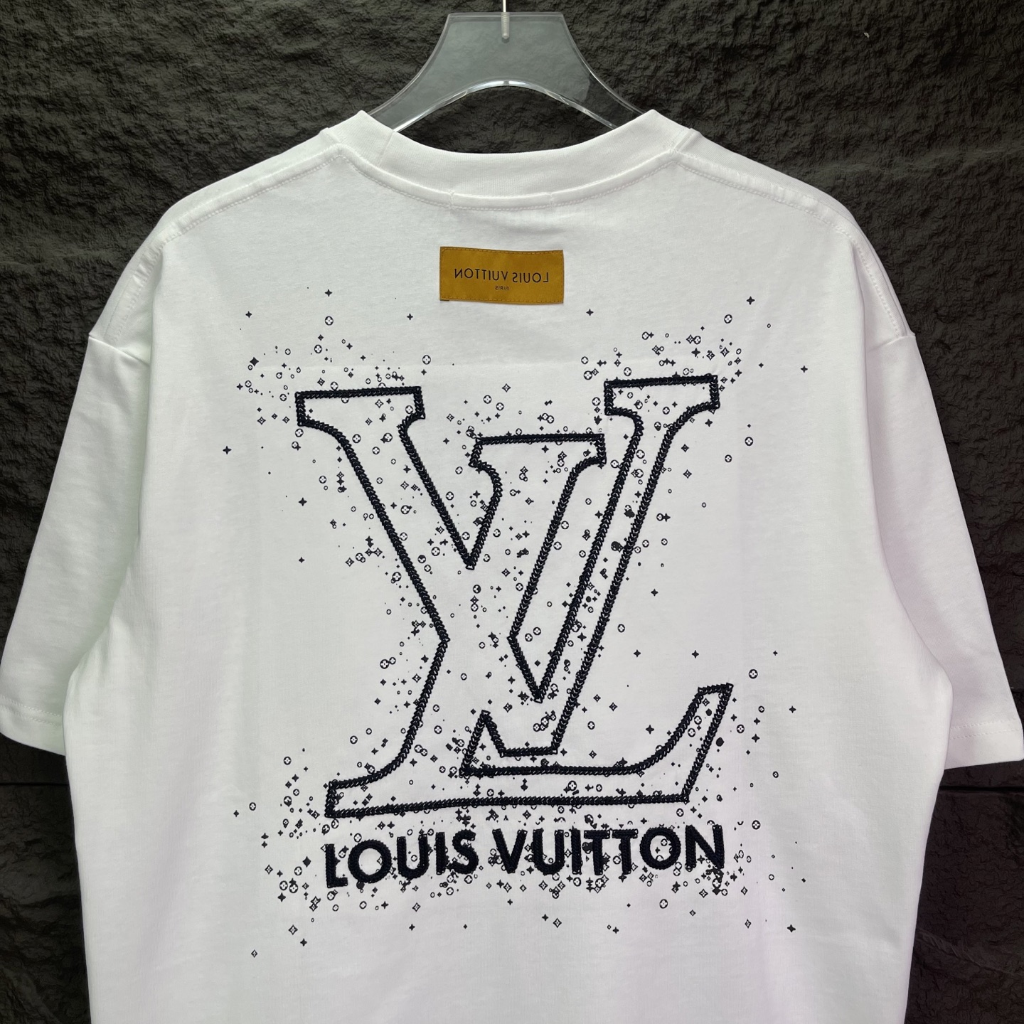 LOUIS VUITTON 路易威登 驴家经典满天星刺绣短袖-莆田鞋,莆田鞋货源,高仿鞋,高仿鞋货源,安福档口,莆田高仿鞋,莆田鞋批发,高仿鞋批发,莆田高仿运动鞋,高仿运动鞋,莆田运动鞋 LOUIS VUITTON 路易威登 驴家经典满天星刺绣短袖