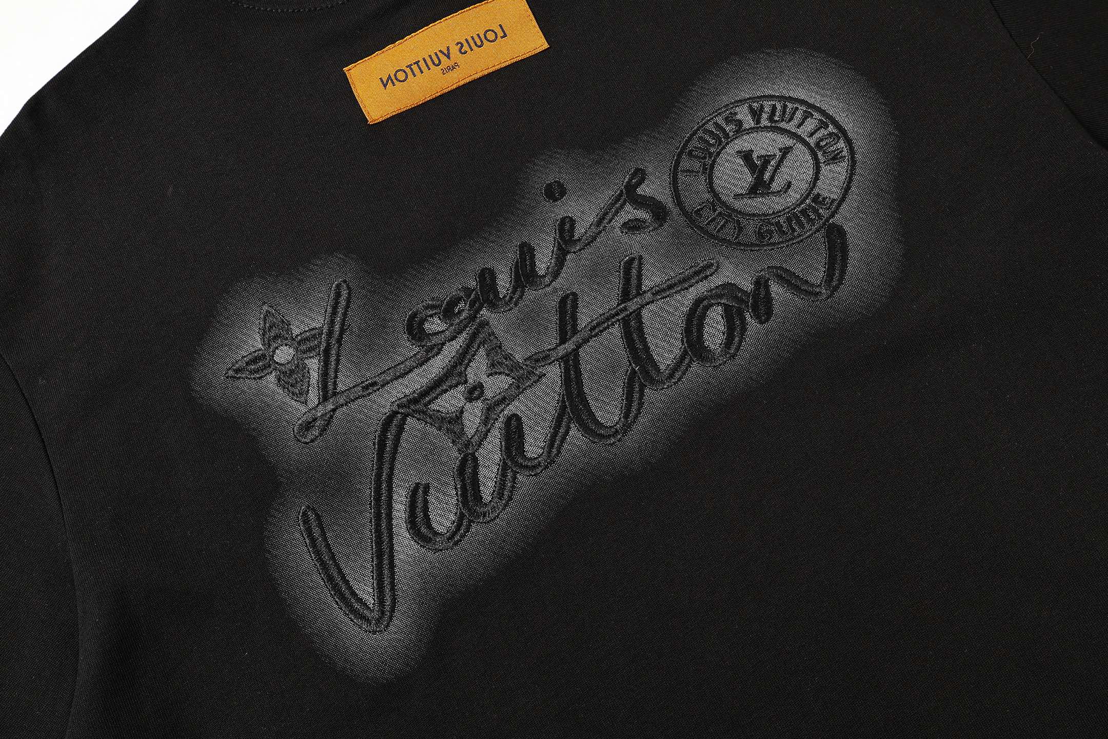 LOUISVUITTON/路易威登 水泥灰炭画刺绣短袖 260克圆领短袖T恤 刺绣组合字母LOGO工艺标识-莆田鞋,莆田鞋货源,高仿鞋,高仿鞋货源,安福档口,莆田高仿鞋,莆田鞋批发,高仿鞋批发,莆田高仿运动鞋,高仿运动鞋,莆田运动鞋 LOUISVUITTON/路易威登 水泥灰炭画刺绣短袖 260克圆领短袖T恤 刺绣组合字母LOGO工艺标识