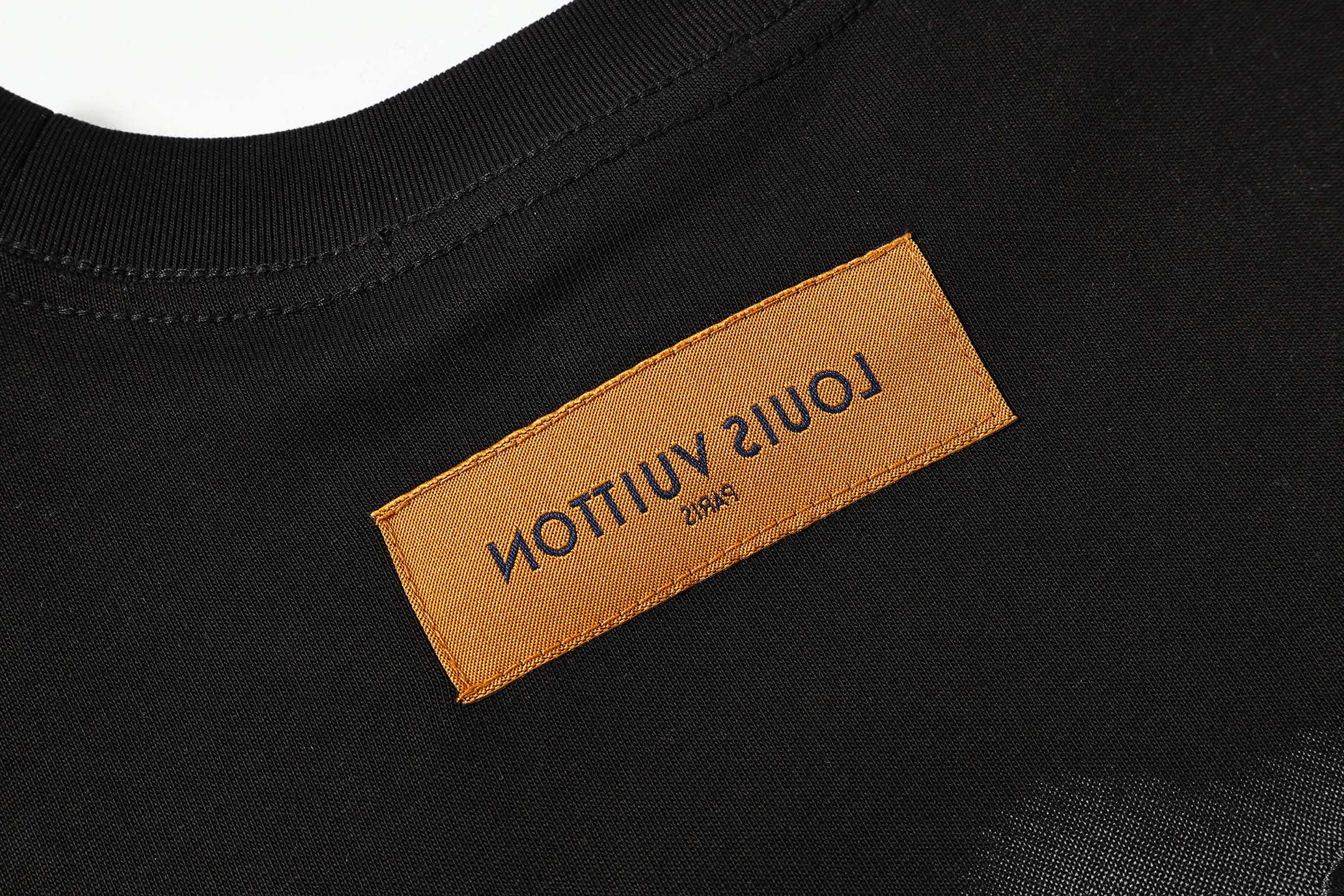 LOUISVUITTON/路易威登 水泥灰炭画刺绣短袖 260克圆领短袖T恤 刺绣组合字母LOGO工艺标识-莆田鞋,莆田鞋货源,高仿鞋,高仿鞋货源,安福档口,莆田高仿鞋,莆田鞋批发,高仿鞋批发,莆田高仿运动鞋,高仿运动鞋,莆田运动鞋 LOUISVUITTON/路易威登 水泥灰炭画刺绣短袖 260克圆领短袖T恤 刺绣组合字母LOGO工艺标识