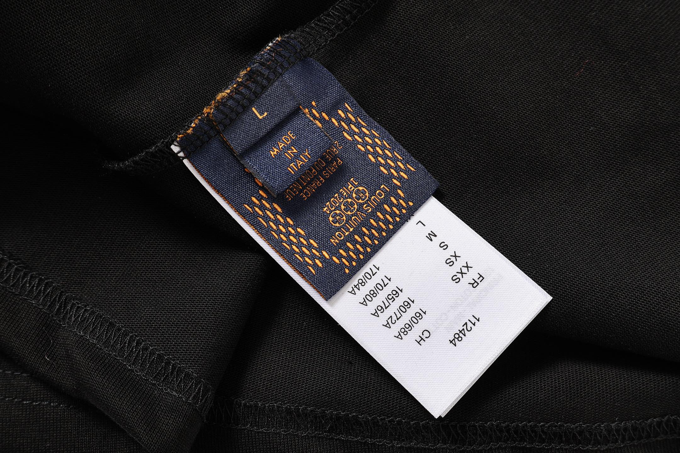 LOUISVUITTON/路易威登 水泥灰炭画刺绣短袖 260克圆领短袖T恤 刺绣组合字母LOGO工艺标识-莆田鞋,莆田鞋货源,高仿鞋,高仿鞋货源,安福档口,莆田高仿鞋,莆田鞋批发,高仿鞋批发,莆田高仿运动鞋,高仿运动鞋,莆田运动鞋 LOUISVUITTON/路易威登 水泥灰炭画刺绣短袖 260克圆领短袖T恤 刺绣组合字母LOGO工艺标识