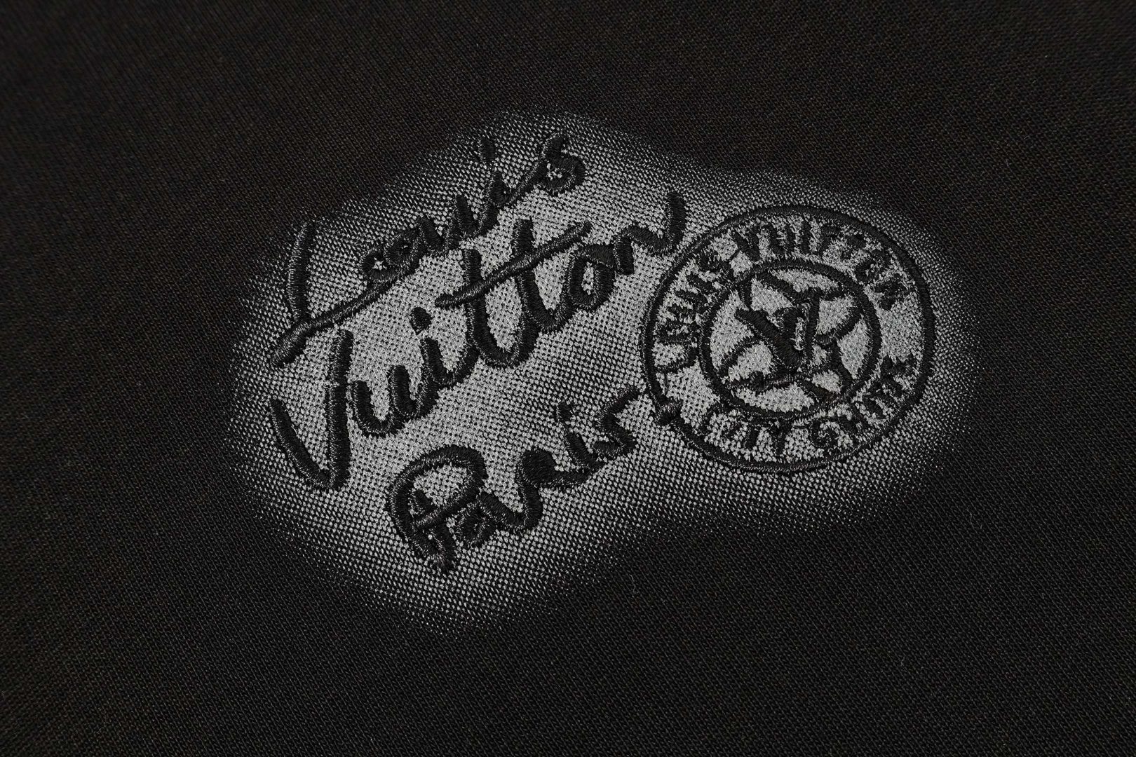 LOUISVUITTON/路易威登 水泥灰炭画刺绣短袖 260克圆领短袖T恤 刺绣组合字母LOGO工艺标识-莆田鞋,莆田鞋货源,高仿鞋,高仿鞋货源,安福档口,莆田高仿鞋,莆田鞋批发,高仿鞋批发,莆田高仿运动鞋,高仿运动鞋,莆田运动鞋 LOUISVUITTON/路易威登 水泥灰炭画刺绣短袖 260克圆领短袖T恤 刺绣组合字母LOGO工艺标识
