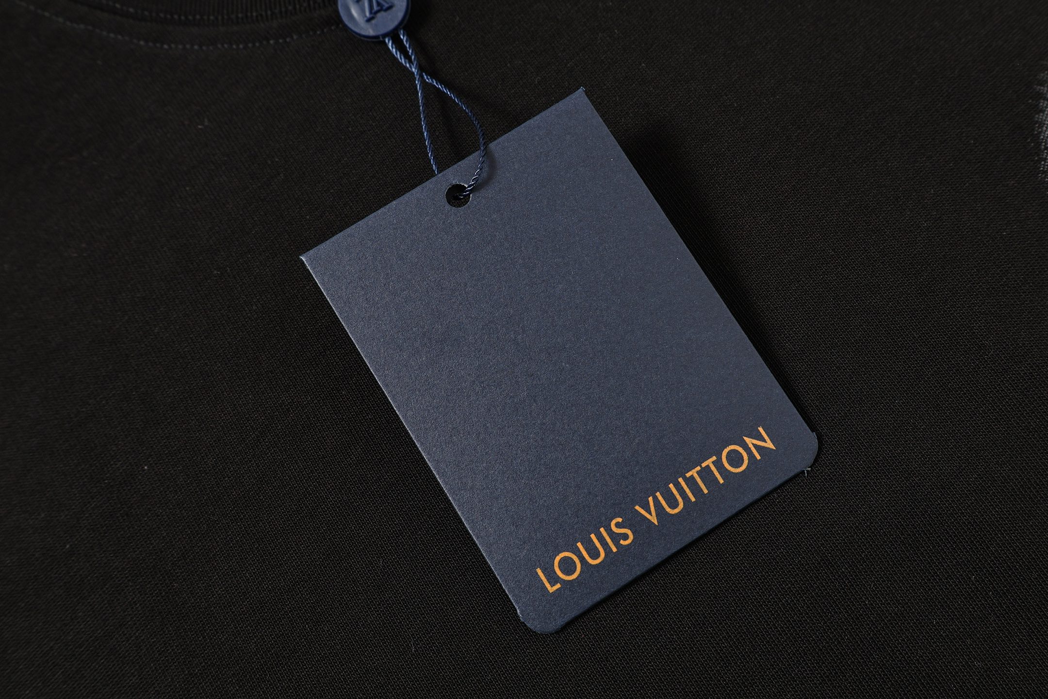 LOUISVUITTON/路易威登 水泥灰炭画刺绣短袖 260克圆领短袖T恤 刺绣组合字母LOGO工艺标识-莆田鞋,莆田鞋货源,高仿鞋,高仿鞋货源,安福档口,莆田高仿鞋,莆田鞋批发,高仿鞋批发,莆田高仿运动鞋,高仿运动鞋,莆田运动鞋 LOUISVUITTON/路易威登 水泥灰炭画刺绣短袖 260克圆领短袖T恤 刺绣组合字母LOGO工艺标识