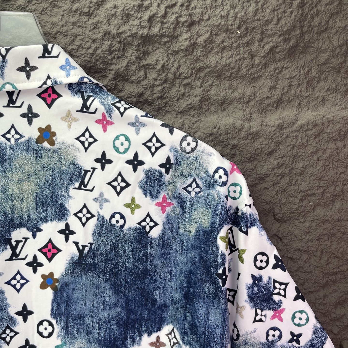 LOUIS VUITTON 路易威登 水墨渐变彩印衬衫-Top High Quatity Cheap Sneakers Fashion Clothing Clothes Bags handbags Shoes of all Brand wholesale With The best Quality And Beautiful Price from China Factory Chinese suppliers wholesaler seller LOUIS VUITTON 路易威登 水墨渐变彩印衬衫