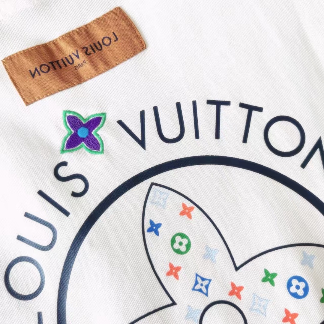 实拍细节图 Louis Vuitton/路易威登 刺绣加印花工艺高克重短袖 黑色 白色-Chinese UA Cheap High Quatity Brand Clothes Bags handbags Sneakers wholesale wholesaler seller from China Factory suppliers Fashion Clothing Shoes best Quality Beautiful Price 实拍细节图 Louis Vuitton/路易威登 刺绣加印花工艺高克重短袖 黑色 白色