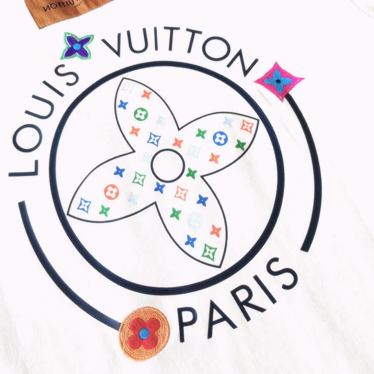 实拍细节图 Louis Vuitton/路易威登 刺绣加印花工艺高克重短袖 黑色 白色-Chinese UA Cheap High Quatity Brand Clothes Bags handbags Sneakers wholesale wholesaler seller from China Factory suppliers Fashion Clothing Shoes best Quality Beautiful Price 实拍细节图 Louis Vuitton/路易威登 刺绣加印花工艺高克重短袖 黑色 白色