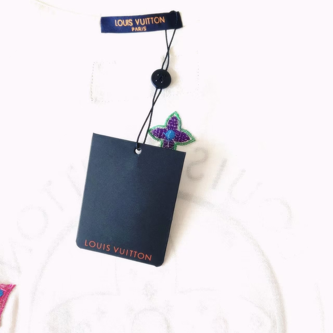实拍细节图 Louis Vuitton/路易威登 刺绣加印花工艺高克重短袖 黑色 白色-Chinese UA Cheap High Quatity Brand Clothes Bags handbags Sneakers wholesale wholesaler seller from China Factory suppliers Fashion Clothing Shoes best Quality Beautiful Price 实拍细节图 Louis Vuitton/路易威登 刺绣加印花工艺高克重短袖 黑色 白色