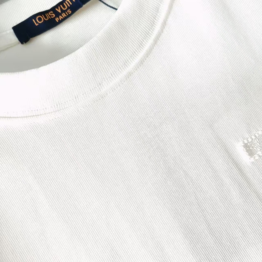 实拍细节图 Louis Vuitton/路易威登 重工logo刺绣高克重短袖 黑色 白色-Top High Quatity Cheap Sneakers Fashion Clothing Clothes Bags handbags Shoes of all Brand wholesale With The best Quality And Beautiful Price from China Factory Chinese suppliers wholesaler seller 实拍细节图 Louis Vuitton/路易威登 重工logo刺绣高克重短袖 黑色 白色
