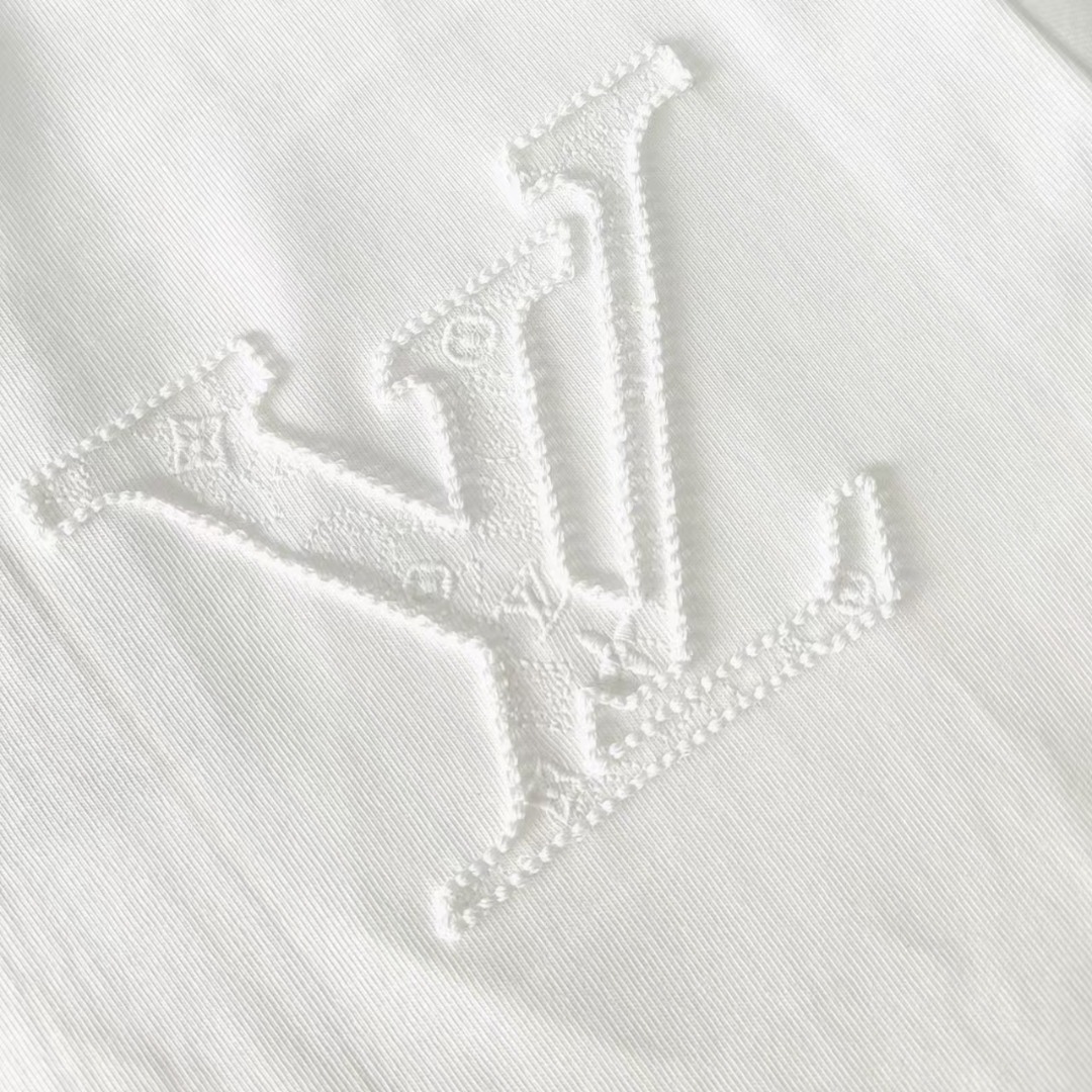 实拍细节图 Louis Vuitton/路易威登 重工logo刺绣高克重短袖 黑色 白色-Top High Quatity Cheap Sneakers Fashion Clothing Clothes Bags handbags Shoes of all Brand wholesale With The best Quality And Beautiful Price from China Factory Chinese suppliers wholesaler seller 实拍细节图 Louis Vuitton/路易威登 重工logo刺绣高克重短袖 黑色 白色