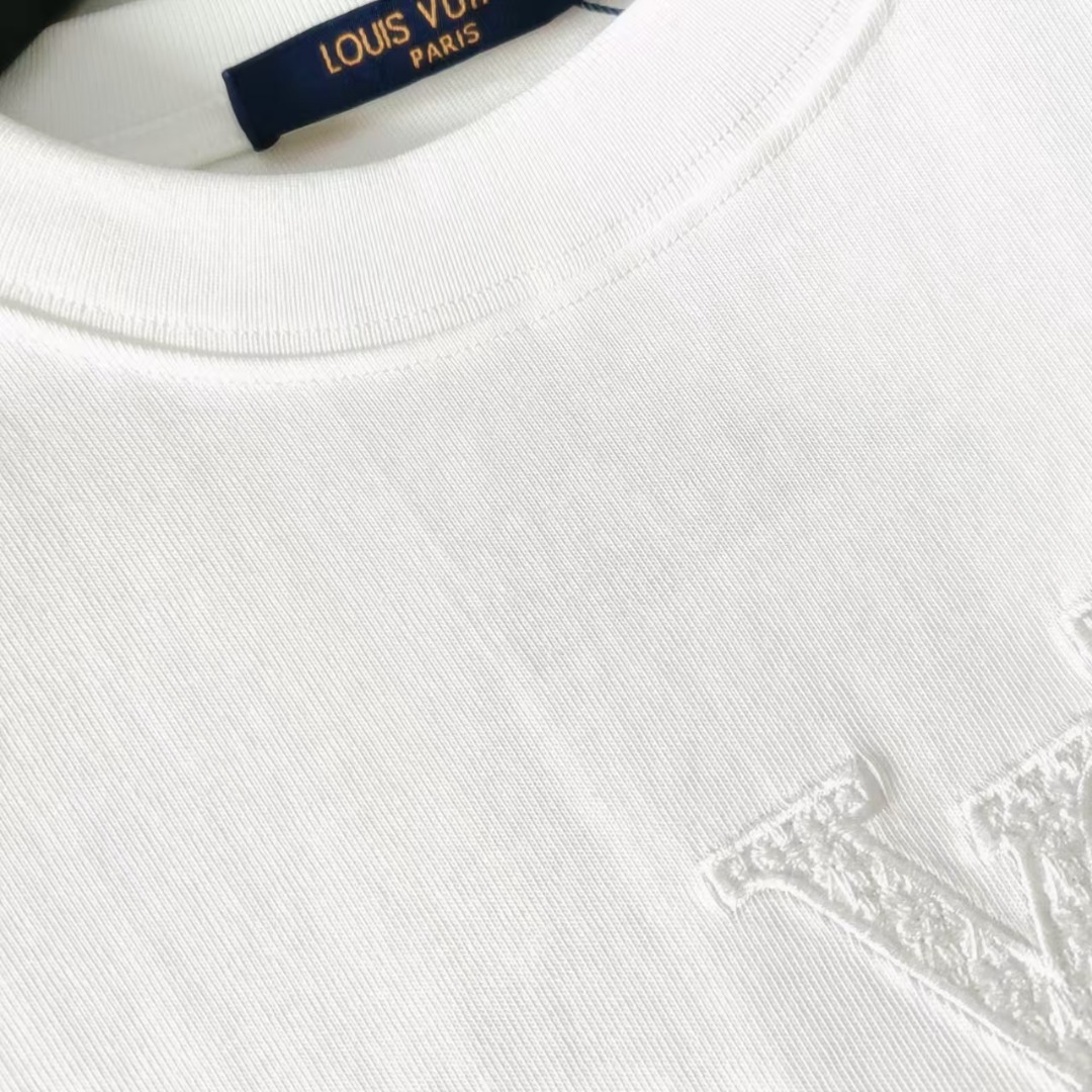实拍细节图 Louis Vuitton/路易威登 前后logo重工刺绣高克重短袖-莆田鞋,莆田鞋货源,高仿鞋,高仿鞋货源,安福档口,莆田高仿鞋,莆田鞋批发,高仿鞋批发,莆田高仿运动鞋,高仿运动鞋,莆田运动鞋 实拍细节图 Louis Vuitton/路易威登 前后logo重工刺绣高克重短袖