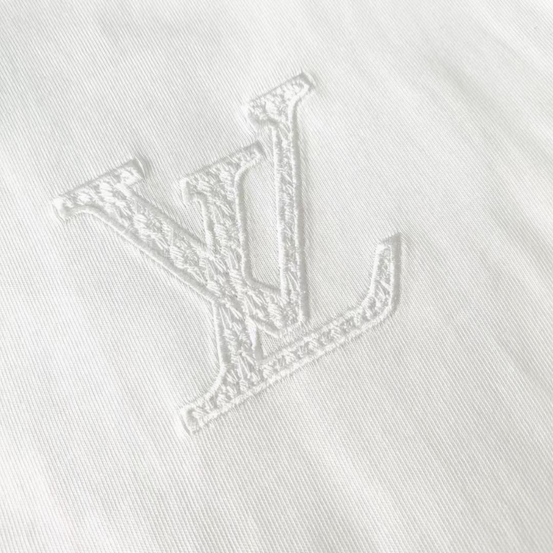 实拍细节图 Louis Vuitton/路易威登 前后logo重工刺绣高克重短袖-莆田鞋,莆田鞋货源,高仿鞋,高仿鞋货源,安福档口,莆田高仿鞋,莆田鞋批发,高仿鞋批发,莆田高仿运动鞋,高仿运动鞋,莆田运动鞋 实拍细节图 Louis Vuitton/路易威登 前后logo重工刺绣高克重短袖