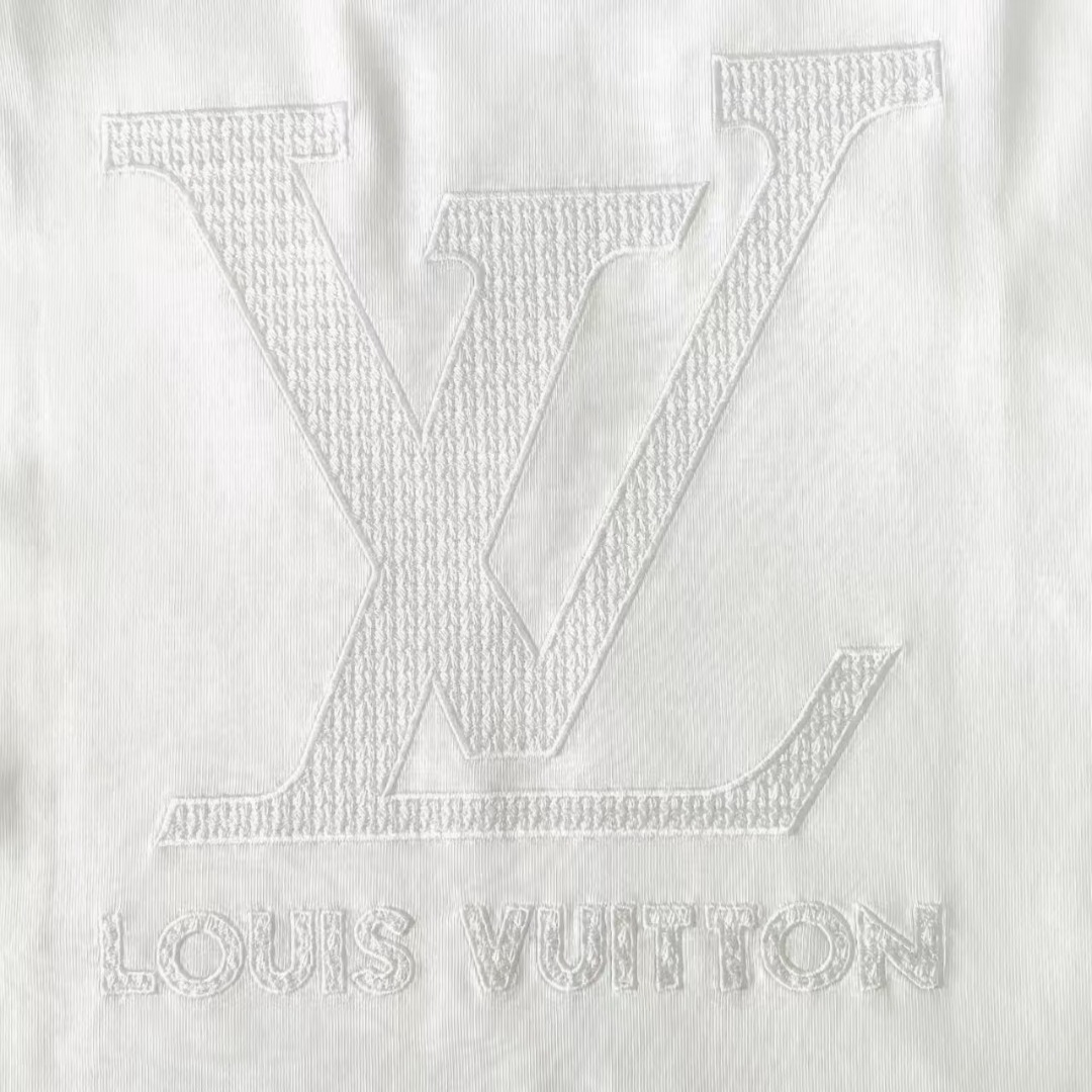 实拍细节图 Louis Vuitton/路易威登 前后logo重工刺绣高克重短袖-莆田鞋,莆田鞋货源,高仿鞋,高仿鞋货源,安福档口,莆田高仿鞋,莆田鞋批发,高仿鞋批发,莆田高仿运动鞋,高仿运动鞋,莆田运动鞋 实拍细节图 Louis Vuitton/路易威登 前后logo重工刺绣高克重短袖