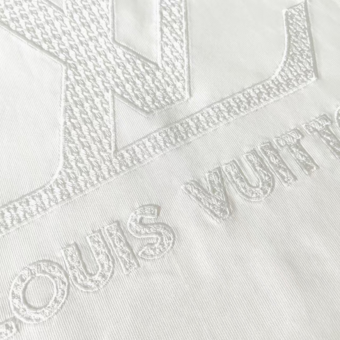 实拍细节图 Louis Vuitton/路易威登 前后logo重工刺绣高克重短袖-莆田鞋,莆田鞋货源,高仿鞋,高仿鞋货源,安福档口,莆田高仿鞋,莆田鞋批发,高仿鞋批发,莆田高仿运动鞋,高仿运动鞋,莆田运动鞋 实拍细节图 Louis Vuitton/路易威登 前后logo重工刺绣高克重短袖