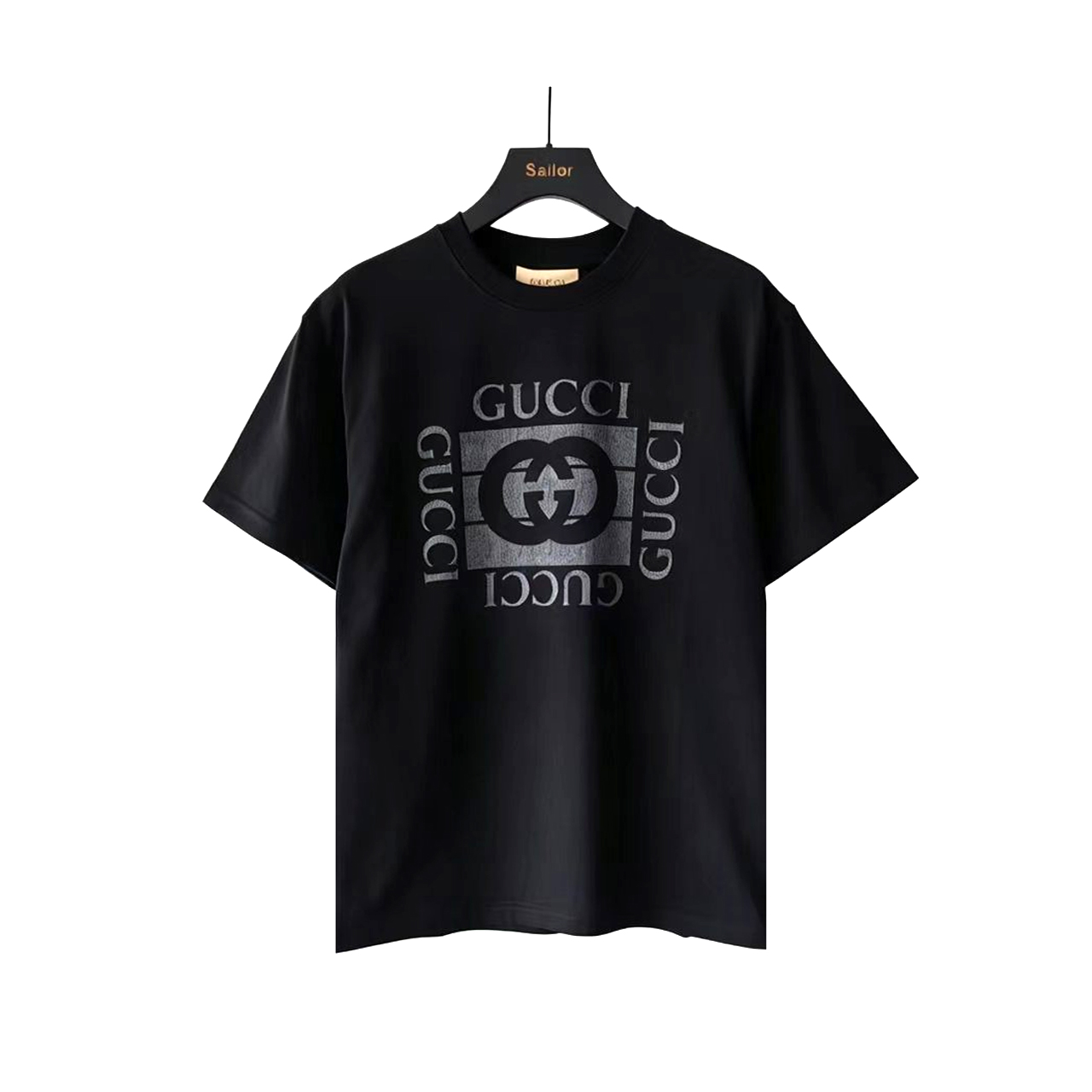 实拍细节图+尺码表 GUCCI/古驰 双G方块logo印花短袖 选用客供定制针织100%纯棉面打造,面料手感细腻,厚实有质感的纯棉布 高密度的机织工艺,如棉絮般柔紧致舒适 有挺括感,上身十分显型~ 精致饱满有质感将品牌的档次感完美呈现,无论内搭还是单穿都超级有型 宽松版型裁剪,随意上身! 可选颜色:黑色.