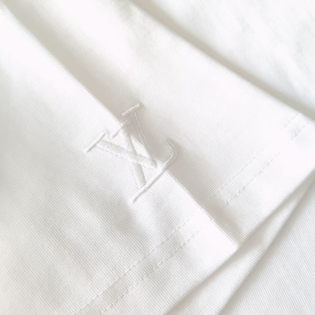 Vuitton/路易威登 重工刺绣logo高克重短袖-莆田鞋,莆田鞋货源,高仿鞋,高仿鞋货源,安福档口,莆田高仿鞋,莆田鞋批发,高仿鞋批发,莆田高仿运动鞋,高仿运动鞋,莆田运动鞋 Vuitton/路易威登 重工刺绣logo高克重短袖