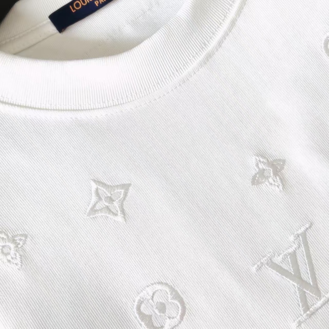 Vuitton/路易威登 重工刺绣logo高克重短袖-莆田鞋,莆田鞋货源,高仿鞋,高仿鞋货源,安福档口,莆田高仿鞋,莆田鞋批发,高仿鞋批发,莆田高仿运动鞋,高仿运动鞋,莆田运动鞋 Vuitton/路易威登 重工刺绣logo高克重短袖