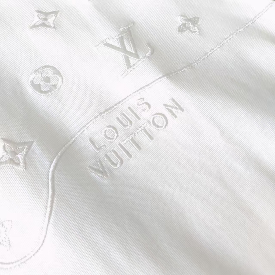Vuitton/路易威登 重工刺绣logo高克重短袖-莆田鞋,莆田鞋货源,高仿鞋,高仿鞋货源,安福档口,莆田高仿鞋,莆田鞋批发,高仿鞋批发,莆田高仿运动鞋,高仿运动鞋,莆田运动鞋 Vuitton/路易威登 重工刺绣logo高克重短袖