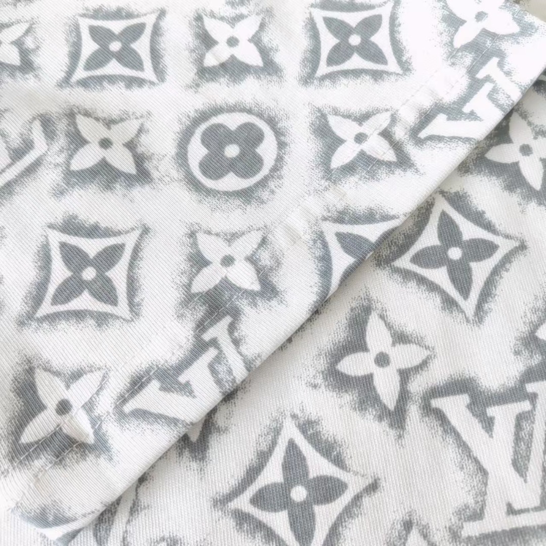 LouisVuitto/路易威登 满印logo短袖 黑色 白色-Chinese UA Cheap High Quatity Brand Clothes Bags handbags Sneakers wholesale wholesaler seller from China Factory suppliers Fashion Clothing Shoes best Quality Beautiful Price LouisVuitto/路易威登 满印logo短袖 黑色 白色