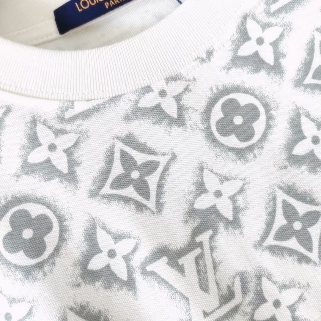 LouisVuitto/路易威登 满印logo短袖 黑色 白色-Chinese UA Cheap High Quatity Brand Clothes Bags handbags Sneakers wholesale wholesaler seller from China Factory suppliers Fashion Clothing Shoes best Quality Beautiful Price LouisVuitto/路易威登 满印logo短袖 黑色 白色