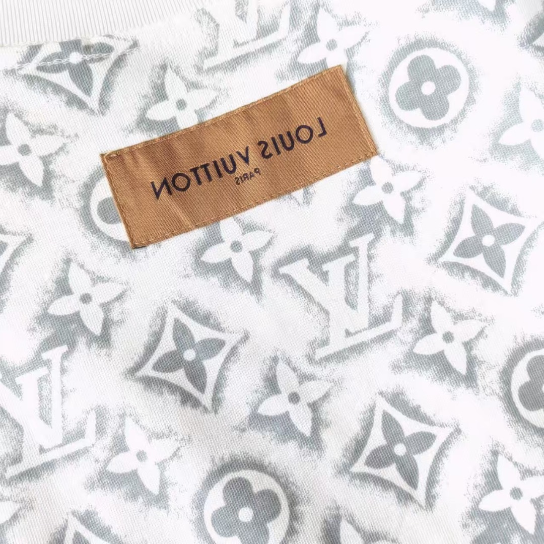 LouisVuitto/路易威登 满印logo短袖 黑色 白色-Chinese UA Cheap High Quatity Brand Clothes Bags handbags Sneakers wholesale wholesaler seller from China Factory suppliers Fashion Clothing Shoes best Quality Beautiful Price LouisVuitto/路易威登 满印logo短袖 黑色 白色