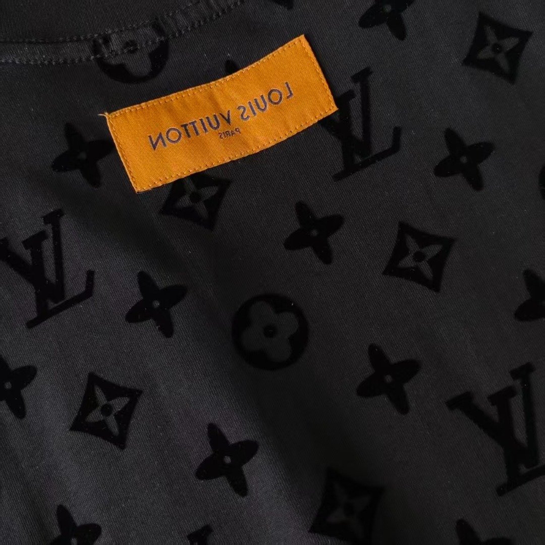 Louis Vuitton路易威登 满印植绒老花字母logo短袖T恤-莆田鞋,莆田鞋货源,高仿鞋,高仿鞋货源,安福档口,莆田高仿鞋,莆田鞋批发,高仿鞋批发,莆田高仿运动鞋,高仿运动鞋,莆田运动鞋 Louis Vuitton路易威登 满印植绒老花字母logo短袖T恤