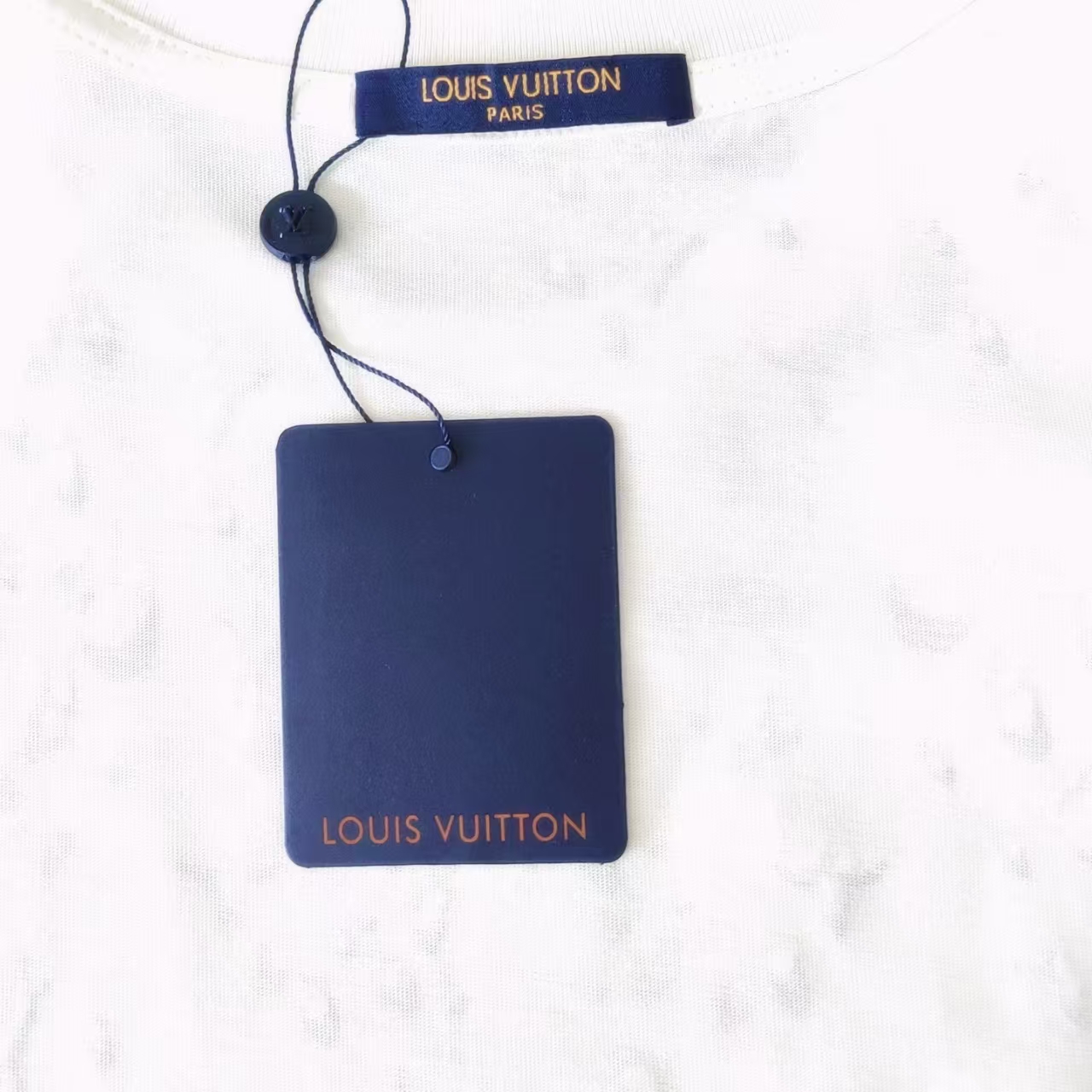 Louis Vuitton路易威登 胸前镶钻小logo高克重短袖 黑色 白色-莆田鞋,莆田鞋货源,高仿鞋,高仿鞋货源,安福档口,莆田高仿鞋,莆田鞋批发,高仿鞋批发,莆田高仿运动鞋,高仿运动鞋,莆田运动鞋 Louis Vuitton路易威登 胸前镶钻小logo高克重短袖 黑色 白色
