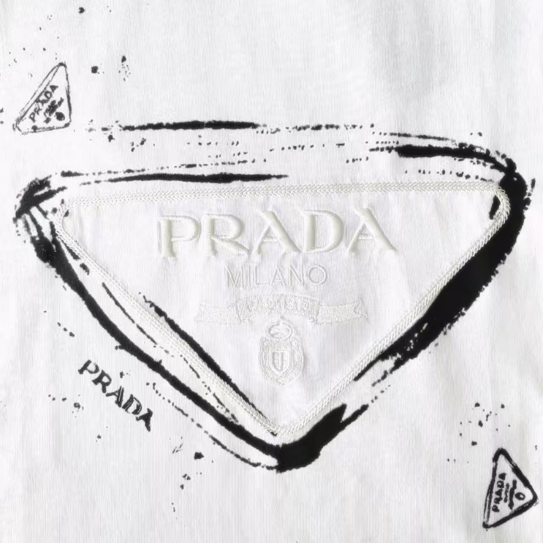 PRADA 普拉达 大三角印花刺绣字母短袖T恤 白色 黑色-Chinese UA Cheap High Quatity Brand Clothes Bags handbags Sneakers wholesale wholesaler seller from China Factory suppliers Fashion Clothing Shoes best Quality Beautiful Price PRADA 普拉达 大三角印花刺绣字母短袖T恤 白色 黑色