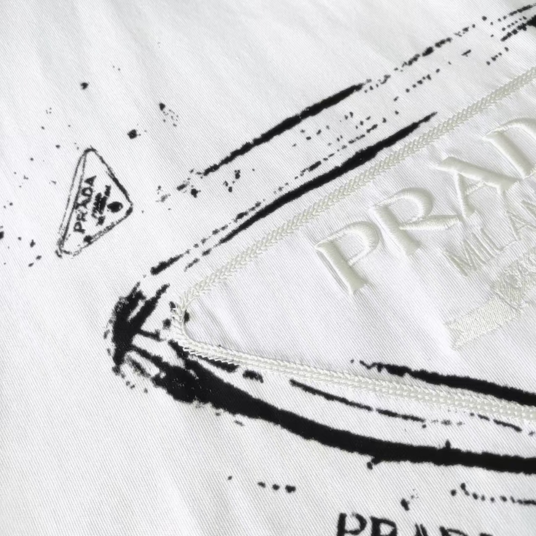 PRADA 普拉达 大三角印花刺绣字母短袖T恤 白色 黑色-Chinese UA Cheap High Quatity Brand Clothes Bags handbags Sneakers wholesale wholesaler seller from China Factory suppliers Fashion Clothing Shoes best Quality Beautiful Price PRADA 普拉达 大三角印花刺绣字母短袖T恤 白色 黑色