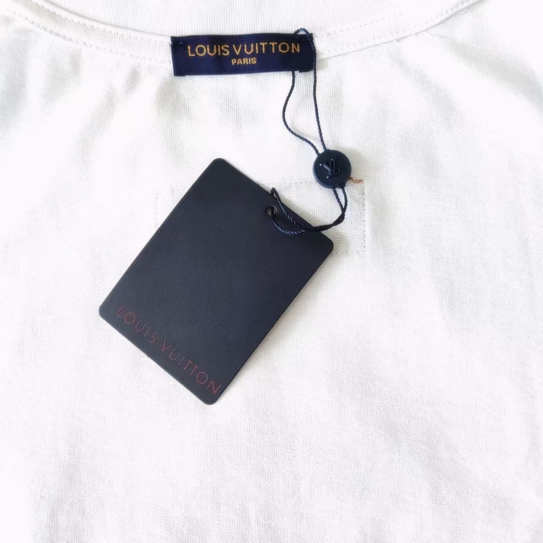 LOUIS VUITTON/路易威登 胸前刺绣字母logo短袖 黑色 白色-莆田鞋,莆田鞋货源,高仿鞋,高仿鞋货源,安福档口,莆田高仿鞋,莆田鞋批发,高仿鞋批发,莆田高仿运动鞋,高仿运动鞋,莆田运动鞋 LOUIS VUITTON/路易威登 胸前刺绣字母logo短袖 黑色 白色