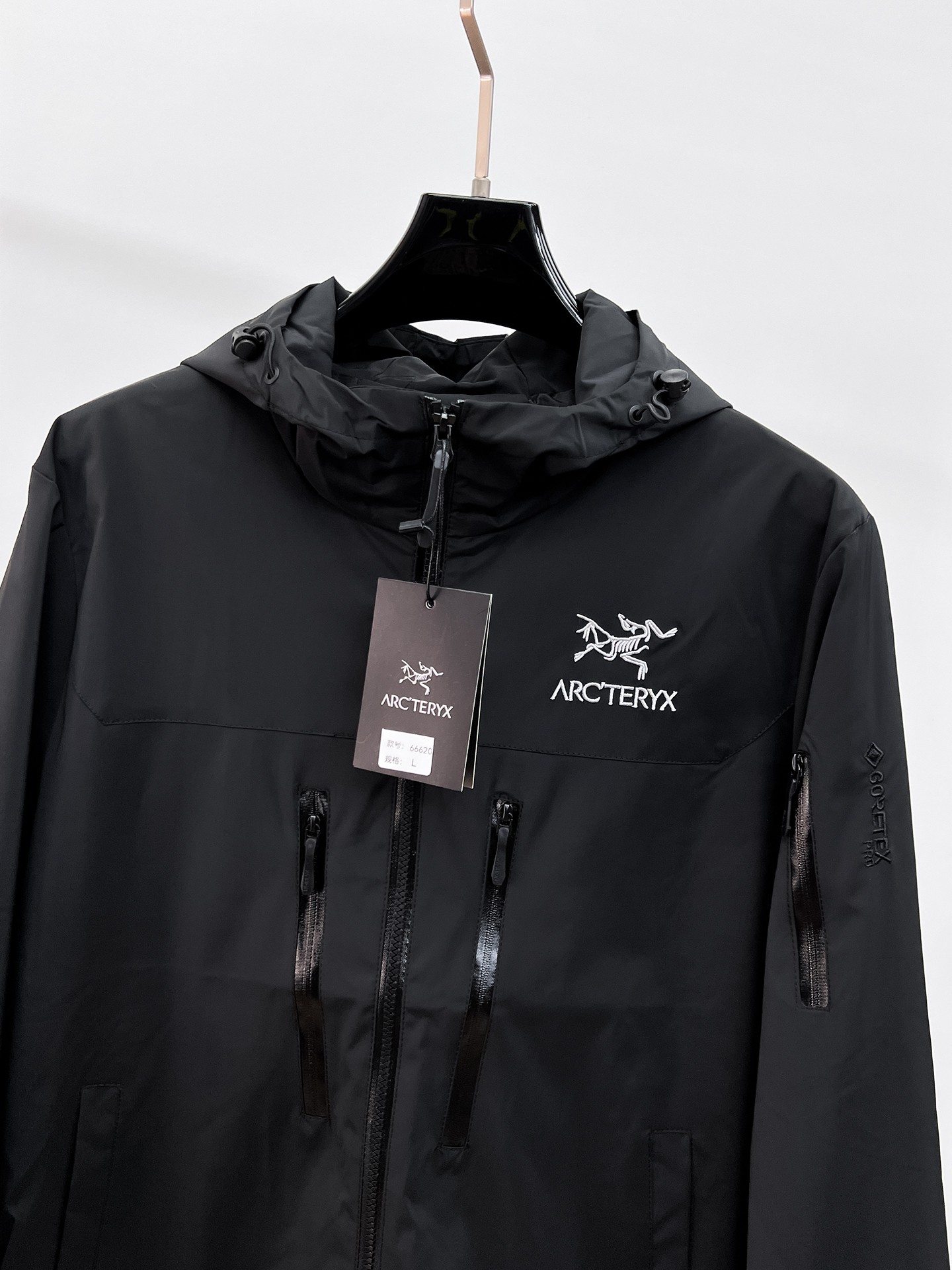 💰470 始祖鸟 2025秋季新款夹克外套，秀场新品‼品相非常完美，舒适保暖，三标齐全色泽饱满诱人，非常出彩的设计，轻松将时髦感进阶，做工极为考究严谨，走线工整细致！大牌设计师巨作！上身不显臃肿、超级帅气！现货码数：M ～ XXXL