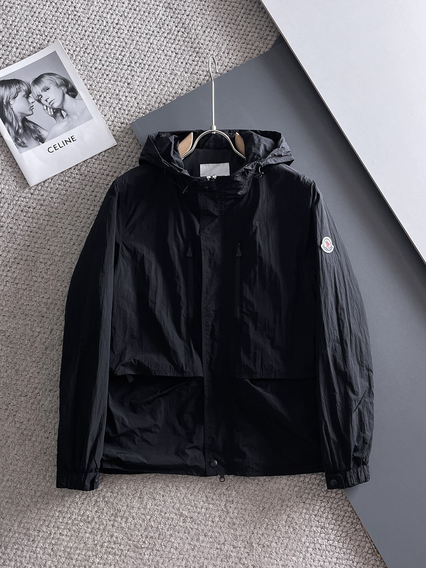 NO:511319,The new 2025 autumn jacket, the new product on the show is perfect, comfortable and warm, the three-standard complete colors and full and attractive, and the very outstanding design easily advances the sense of fashion. The workmanship is extremely exquisite and rigorous, and the wiring is neat and meticulous!  A masterpiece of a big-name designer!  The upper body doesn't look bloated and super handsome!  Spot code M ~ XXXL,,Moncler,jackets & coats,jackets & coats,alexander wang19860909蒙口 2025秋季新款夹克外套,秀场新品品相非常完美,舒适保暖,三标齐全色泽饱满诱人,非常出彩的设计,轻松将时髦感进阶,做工极为考究严谨,走线工整细致！大牌设计师巨作！上身不显臃肿、超级帅气！现货码数M ～ XXXL,,Moncler,jackets & coats,jackets & coats,alexander wang,Men's clothing