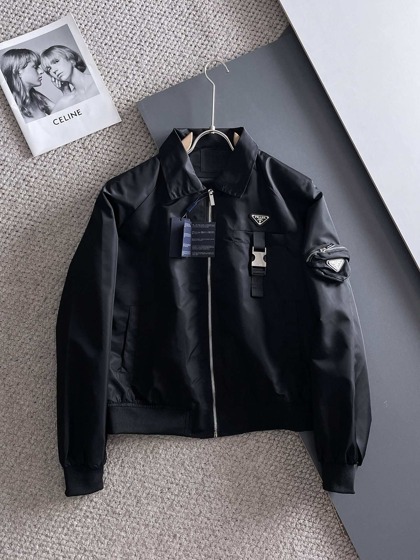 NO:511307,Prada 2025 autumn new jacket jacket, the new product on the show is perfect, comfortable and warm, the three standards are complete in color and full and attractive, and the very outstanding design easily advances the sense of fashion. The workmanship is extremely exquisite and rigorous, and the wiring is neat and meticulous!  A masterpiece of a big-name designer!  The upper body doesn't look bloated and super handsome!  Spot code M ~ XXXL,,prada,jackets & coats,jackets & coats,alexander wang19860909普拉达 2025秋季新款夹克外套,秀场新品品相非常完美,舒适保暖,三标齐全色泽饱满诱人,非常出彩的设计,轻松将时髦感进阶,做工极为考究严谨,走线工整细致！大牌设计师巨作！上身不显臃肿、超级帅气！现货码数M ～ XXXL,,prada,jackets & coats,jackets & coats,alexander wang,Men's clothing