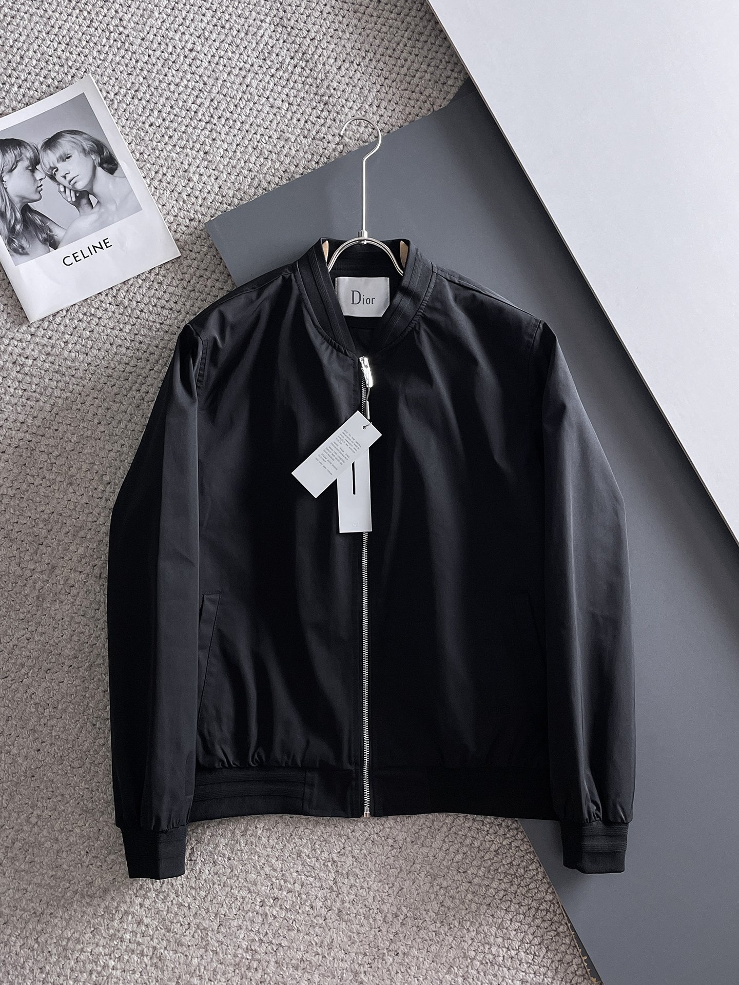 NO:122377,Dior 2025 spring new jacket jacket, the new product on the show is perfect, comfortable and warm, the three standards are complete in color and full and attractive, and the very outstanding design easily advances the sense of fashion, the workmanship is extremely exquisite and rigorous, and the wiring is neat and meticulous!  A masterpiece of a big-name designer!  The upper body doesn't look bloated and super handsome!  Spot code M ~ XXXL,,dior,jackets & coats,jackets & coats,alexander wang19860909迪奥 2025春季新款夹克外套,秀场新品品相非常完美,舒适保暖,三标齐全色泽饱满诱人,非常出彩的设计,轻松将时髦感进阶,做工极为考究严谨,走线工整细致！大牌设计师巨作！上身不显臃肿、超级帅气！现货码数M ～ XXXL,,dior,jackets & coats,jackets & coats,alexander wang,Men's clothing